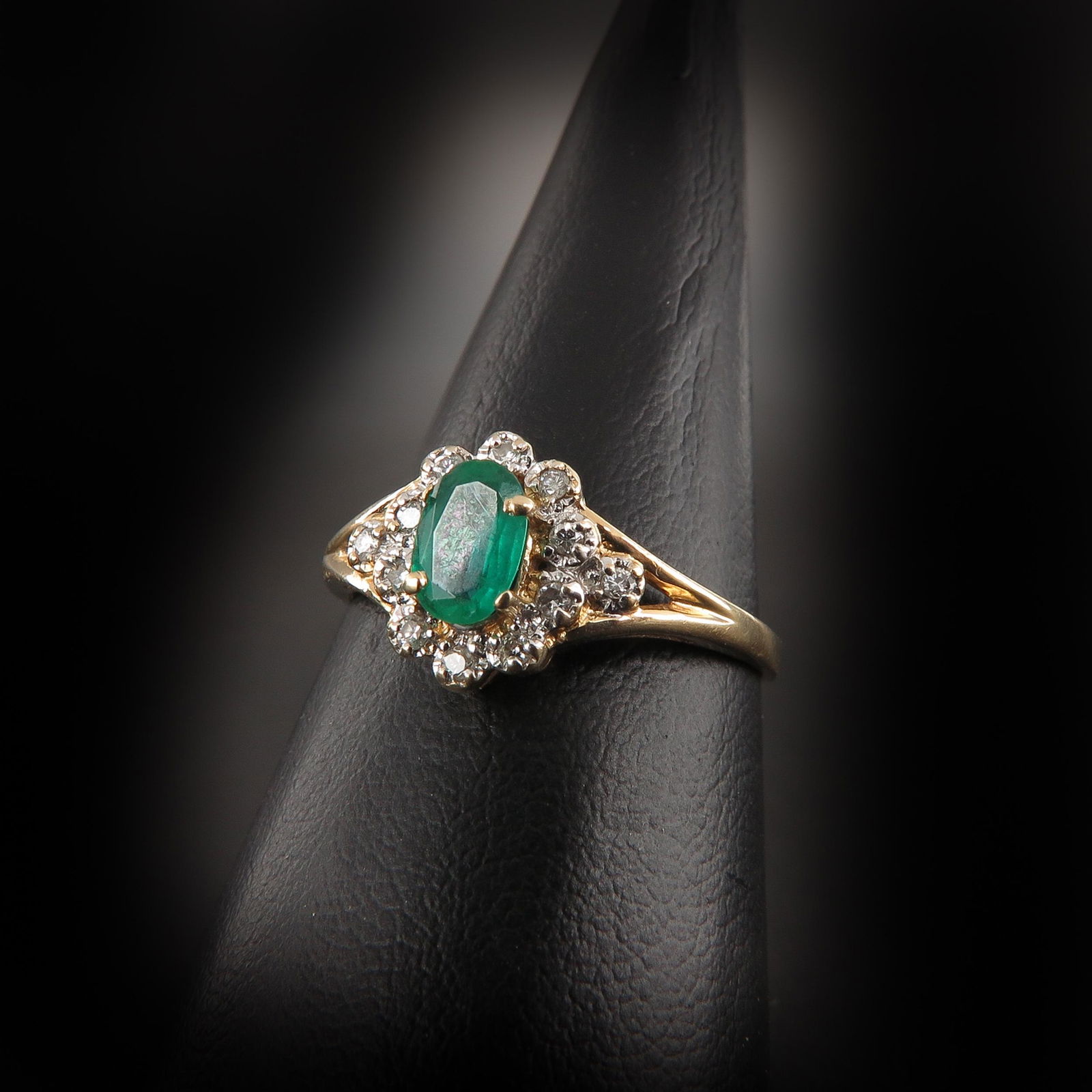 A Ladies 14KG Diamond and Emerald Ring (1 of 1)