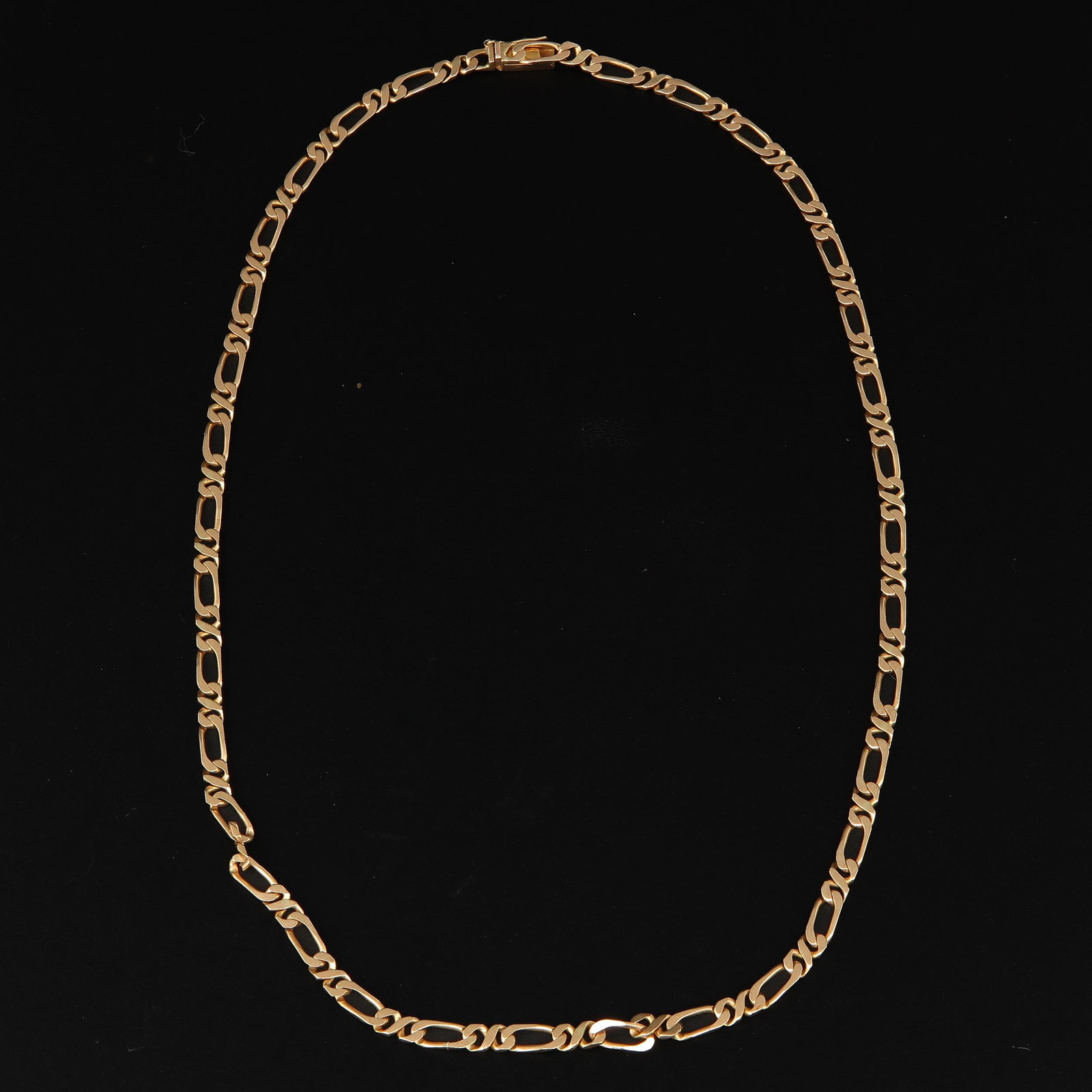 A 14KG Necklace: 45 cm. long.