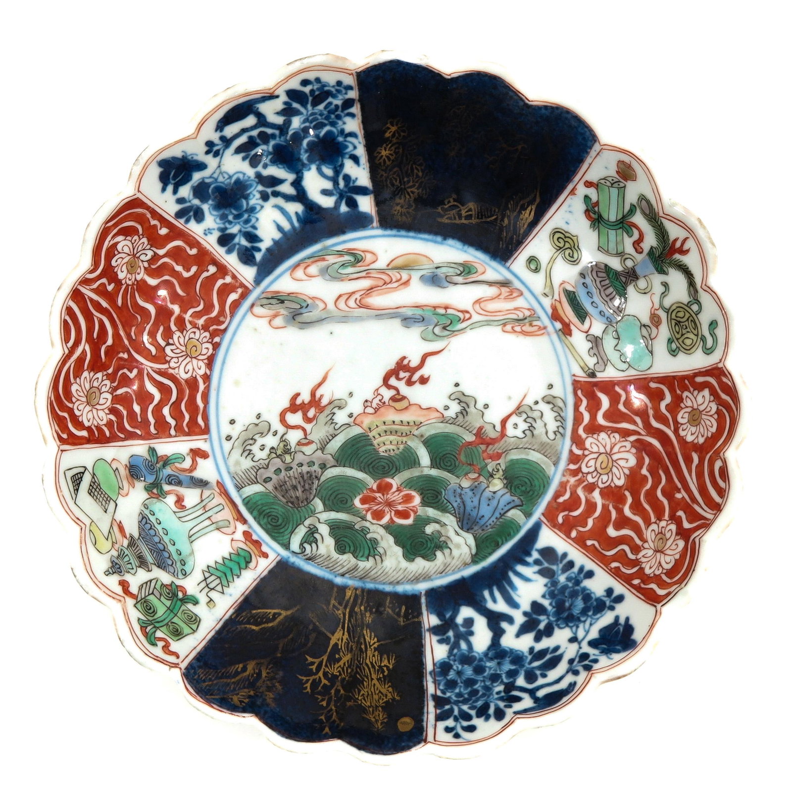 A Famille Verte Plate: Depicting diverse scenes, 16 cm. in diameter.