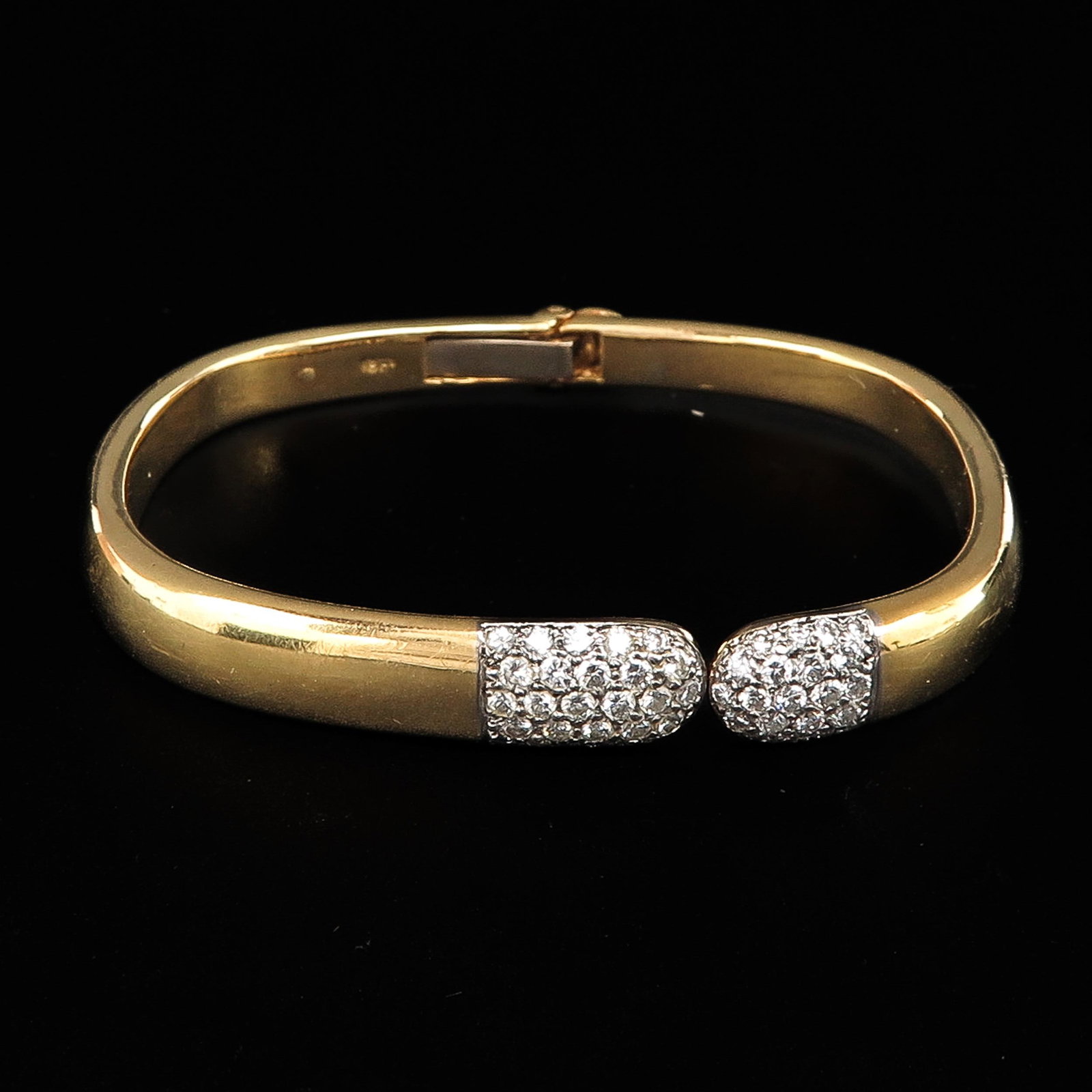 An 18KG Diamond Bracelet: Set with brilliant cut diamonds.