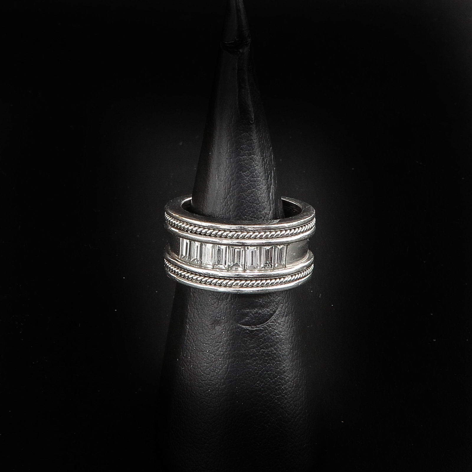 A Ladies 18KG Diamond Ring (1 of 2)