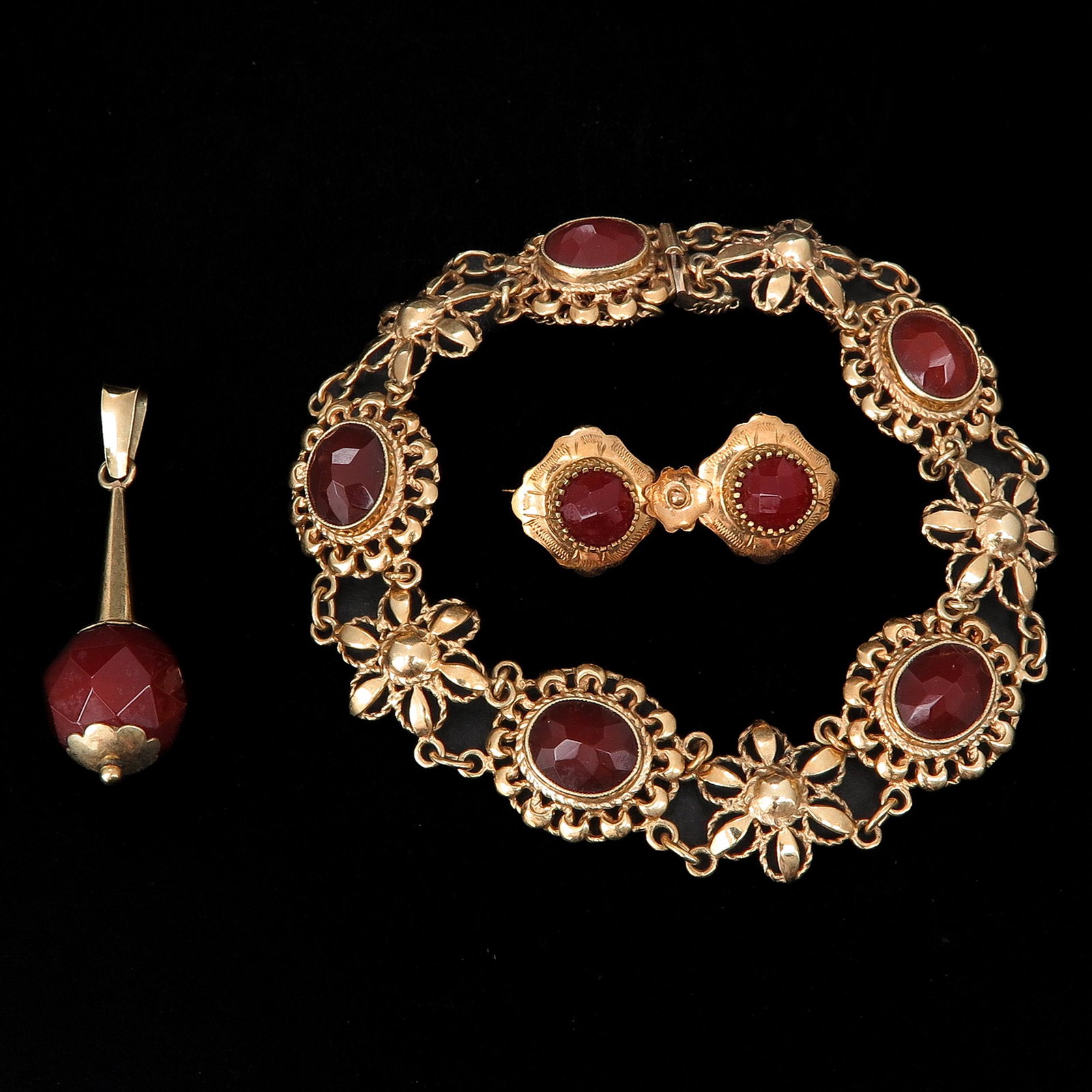 A Collection of 14KG Jewelry: Set with Carnelian, including bracelet, brooch, and pendant.
