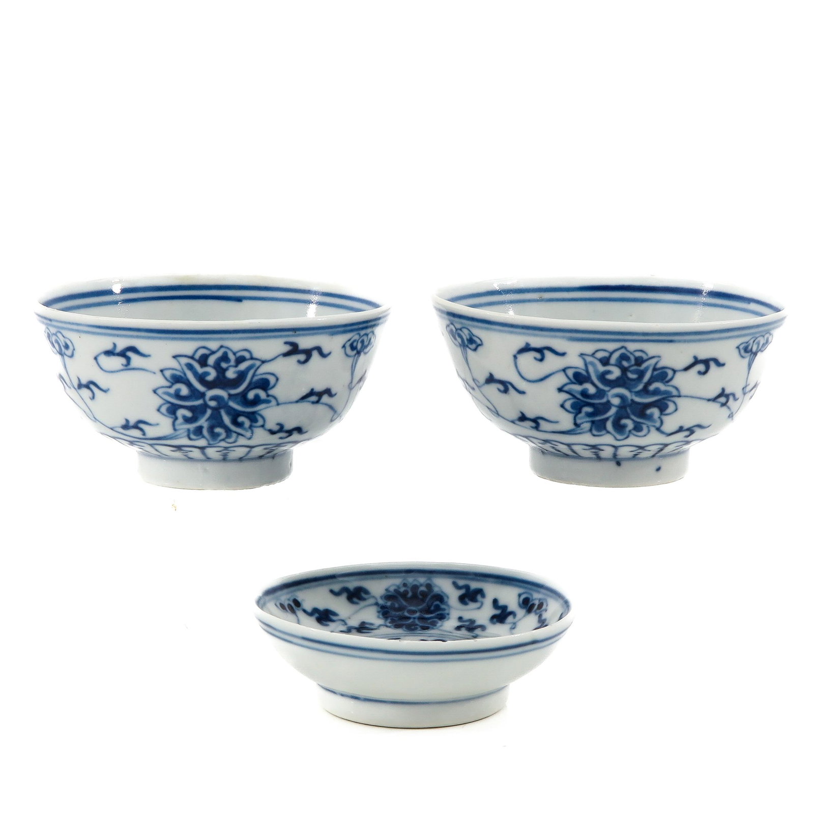 A Lot of 3 Blue and White Cups: In addition to one cover, floral decor, Guangxu Mark and Period, 9 cm. in diameter.