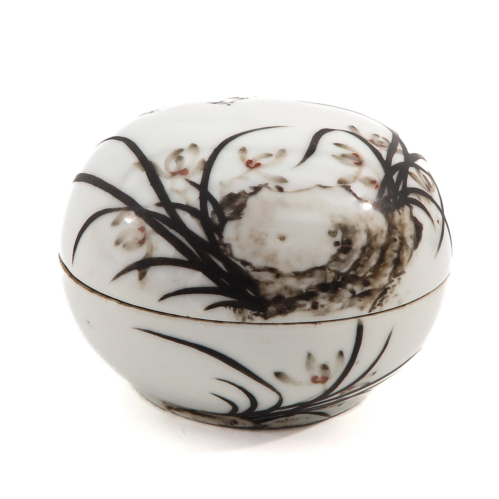 A Round Box with Cover: 10 cm. in diameter.