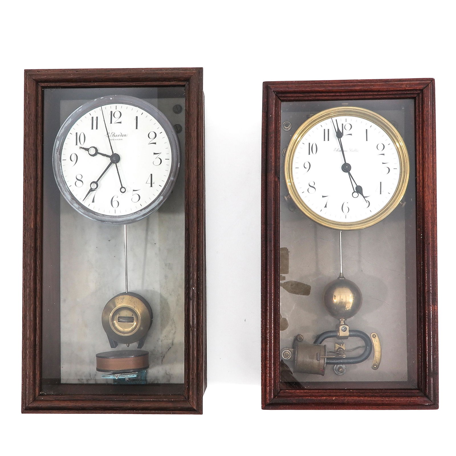 A Lot of 2 Electric Wall Clocks (1 of 7)
