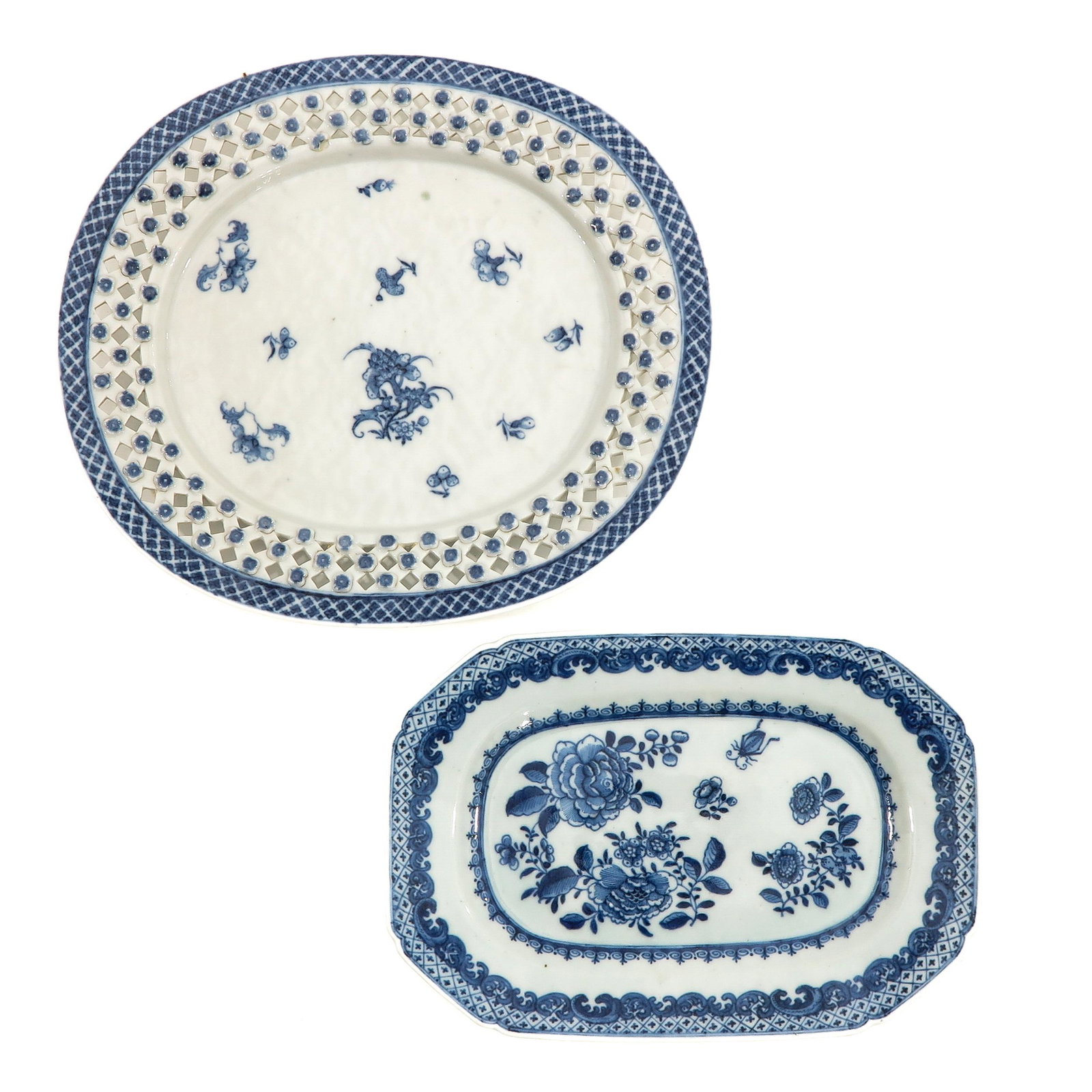A Lot of 2 Blue and White Trays: Floral decor, circa 1800, trays measure 26 and 29 cm. long.