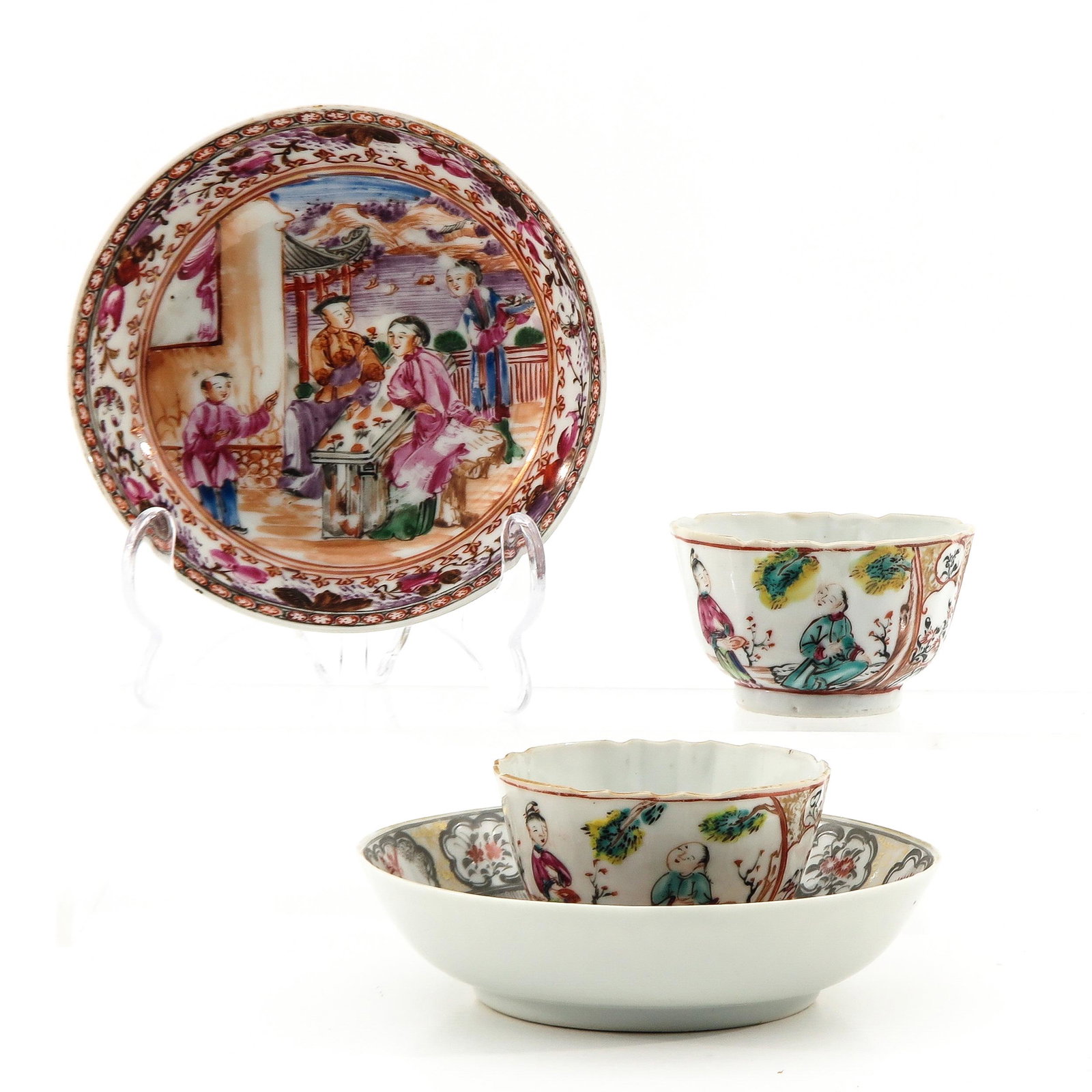 A Lot of 2 Mandarin Decor Cups and Saucers: Decorated with Chinese figures in garden, saucers are 12 cm. in diameter.