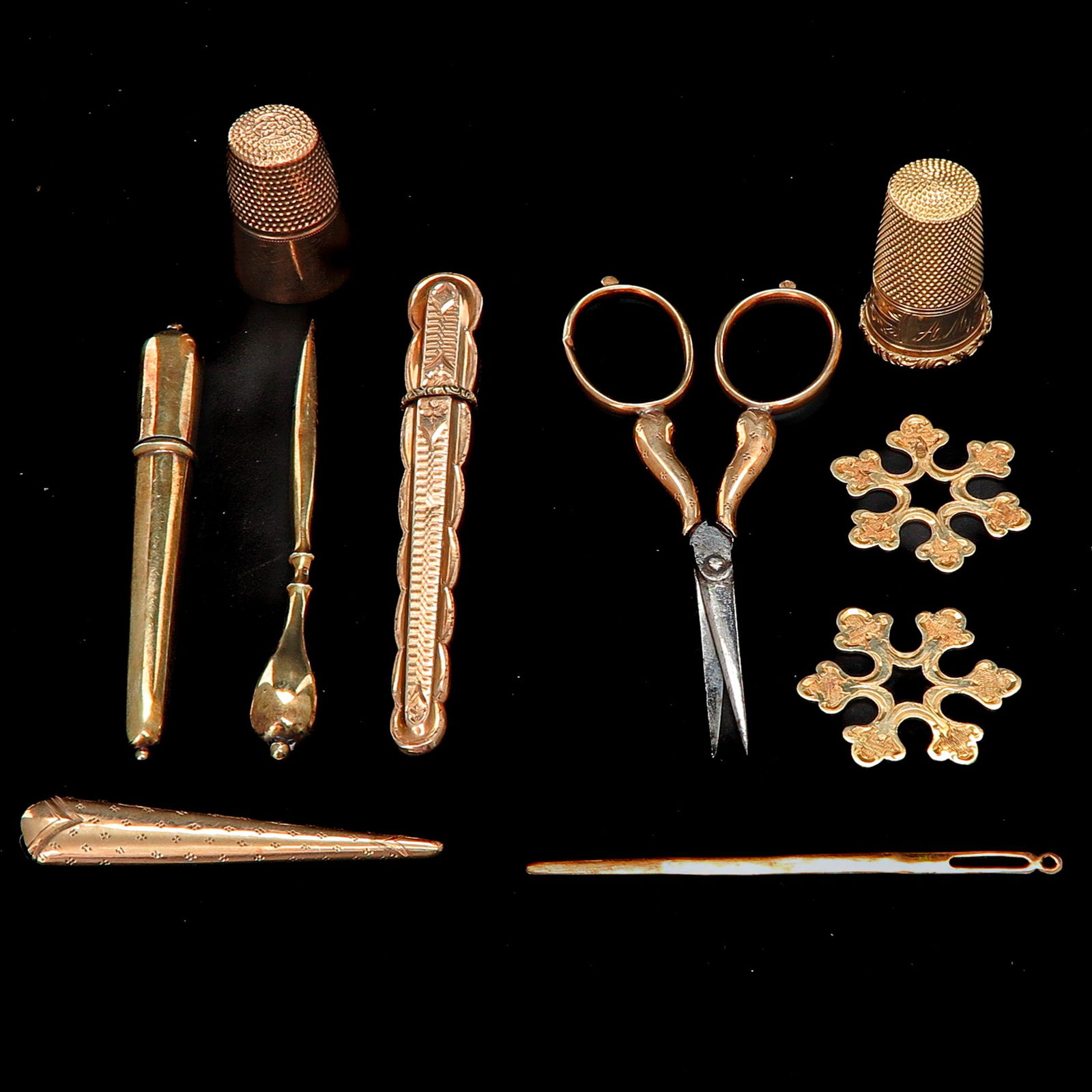 A Gold Manicure Set: Including 2 thimbles and needle cases, 74 gram.