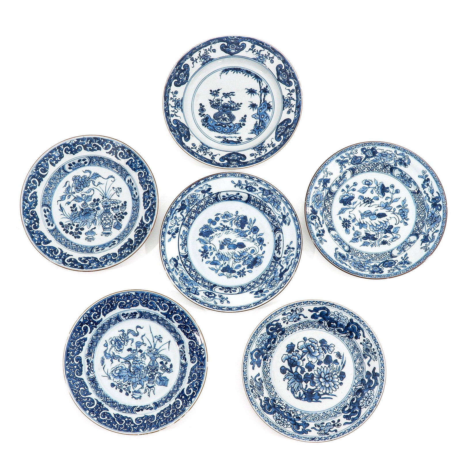 A Collection of 6 Blue and White Plates: In a variety of decors, 23 cm. in diameter, in diverse conditions.