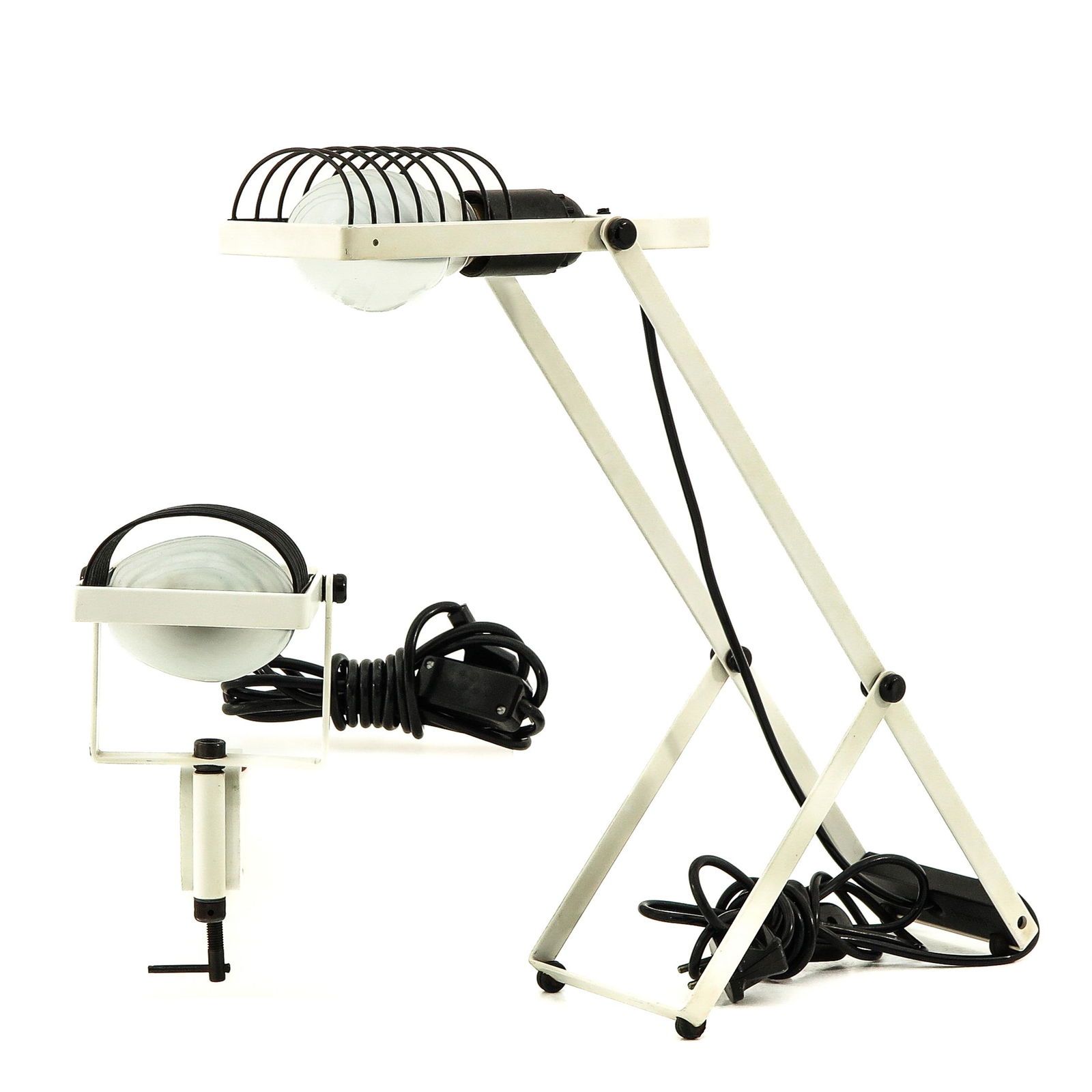 A Lot of 2 Table Lamps by Artimide: Consisting of 2 table lamps, Artemide, model Sintesi Tavolo, design Ernesto Gismondi, highest 60 cm.