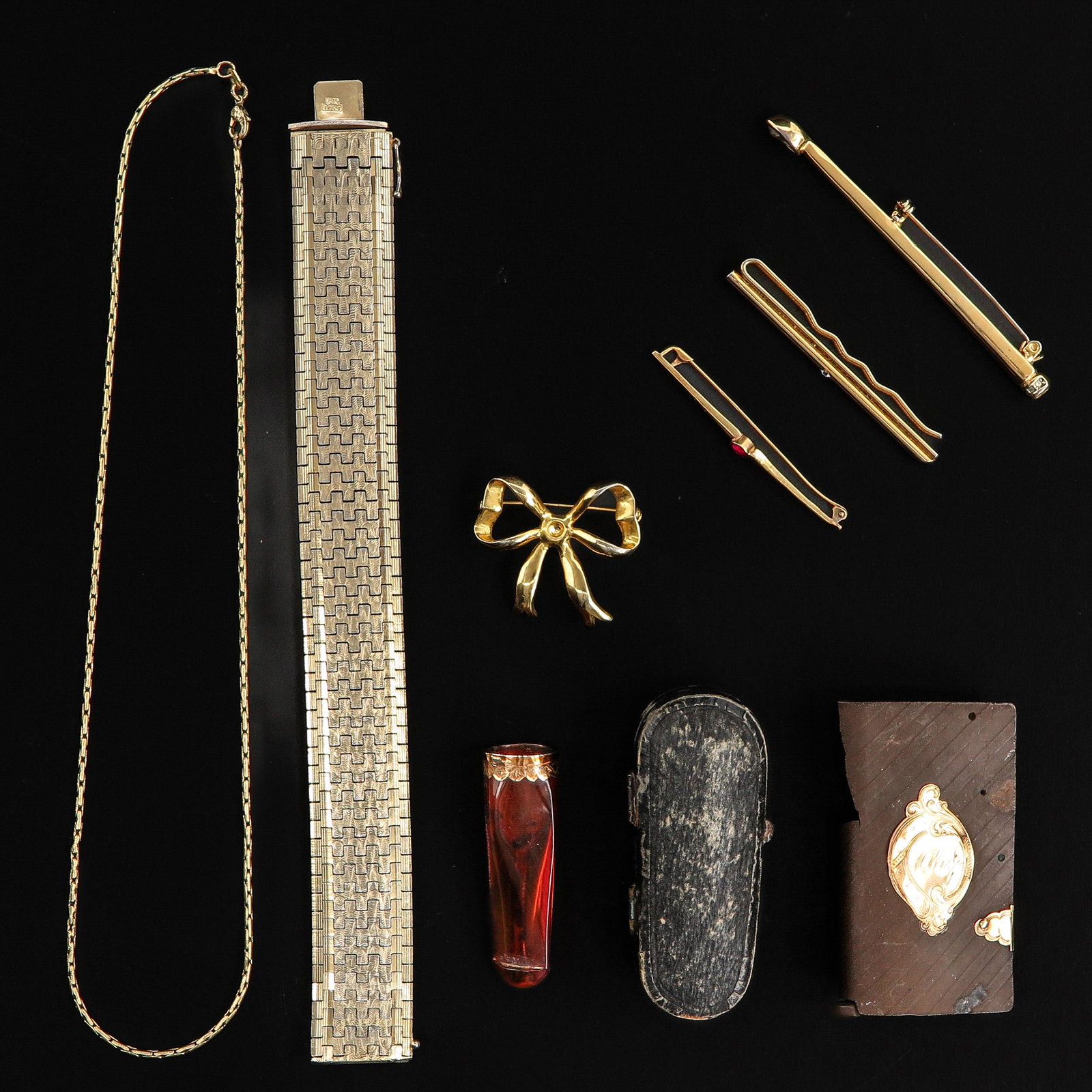 A Collection of Diverse Items: Including cigarette mouthpiece set with goud.