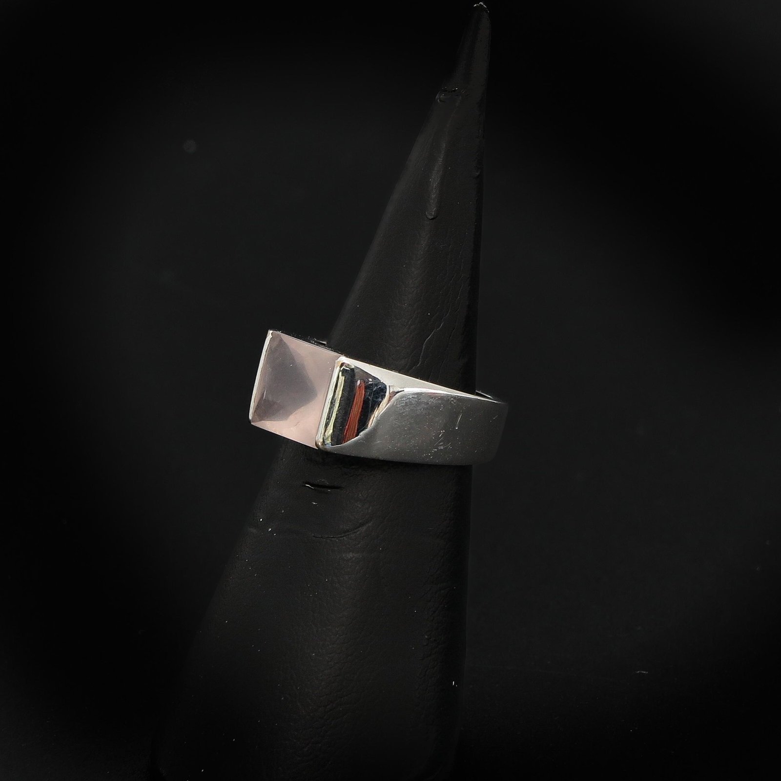 A Ladies 18KG Cartier Ring: Ring size 16.