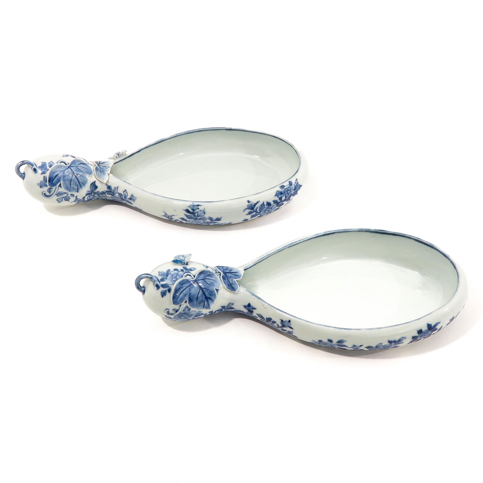 A Pair of Blue and White Serving Bowls (1 of 10)