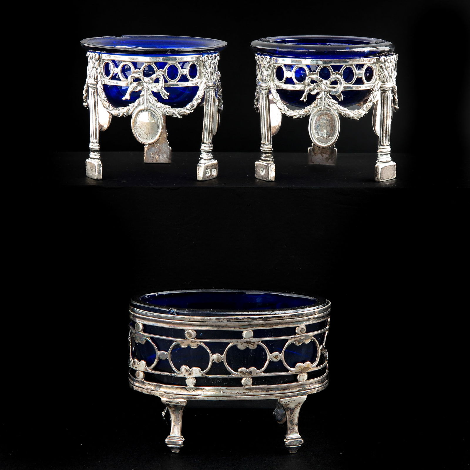 A Collection of 3 Salt Cellars: Silver with glas, including old markings, 18th Century, widest is 8 cm.