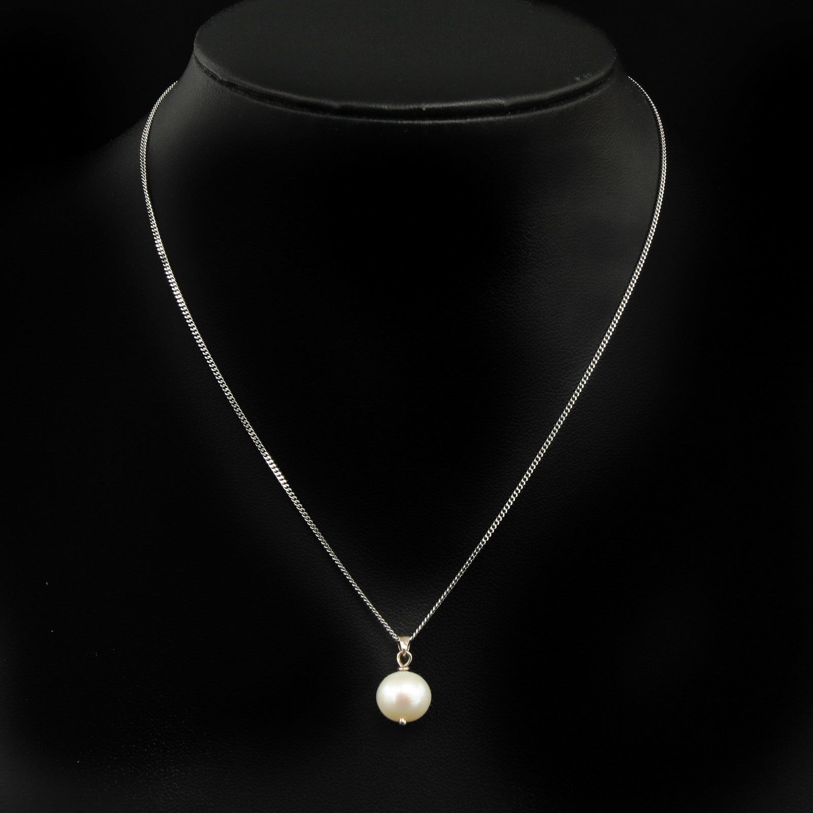 A 14KG Necklace with Pearl: Pearl is 10 mm. in diameter.