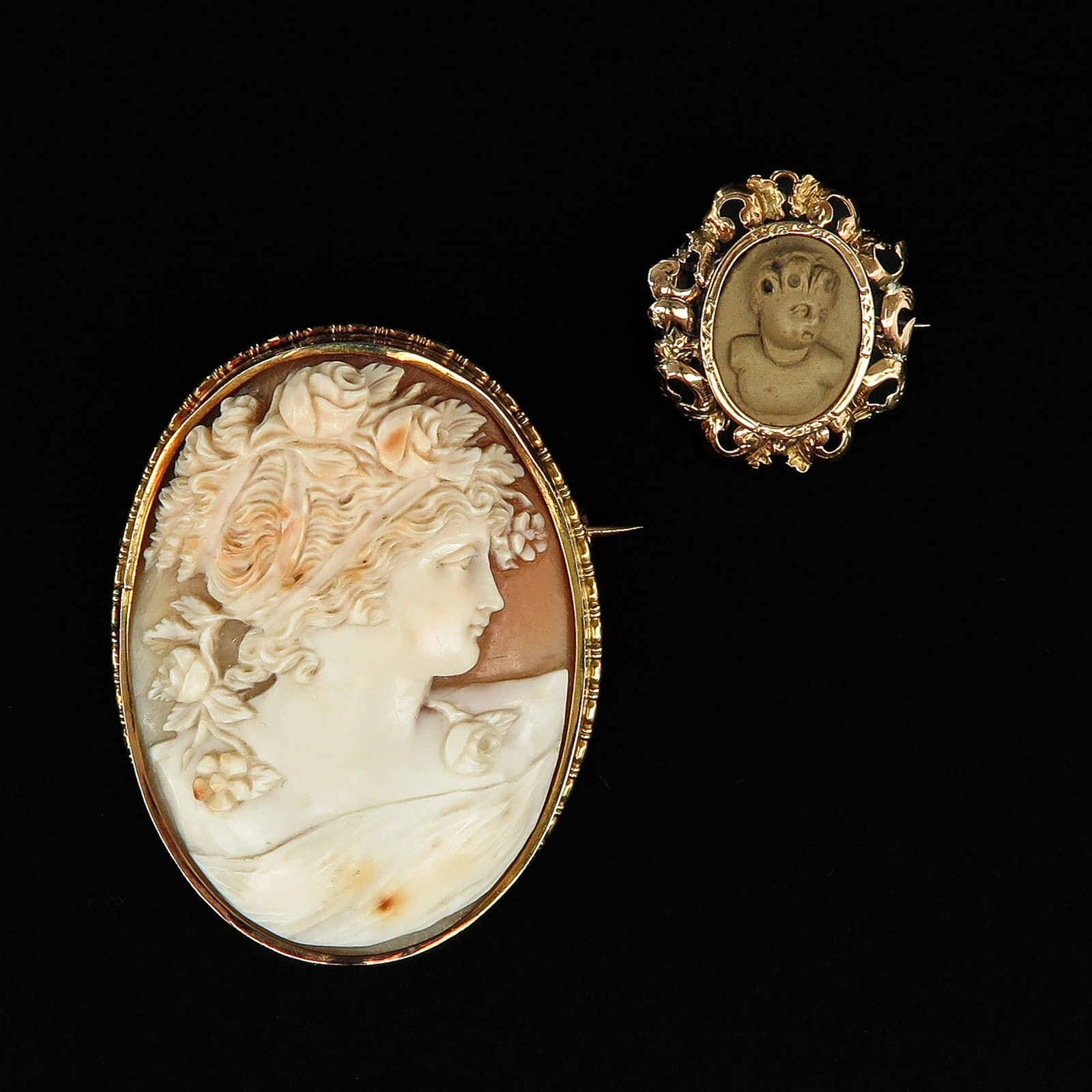 A Lot of 2 Cameo Brooches (1 of 7)