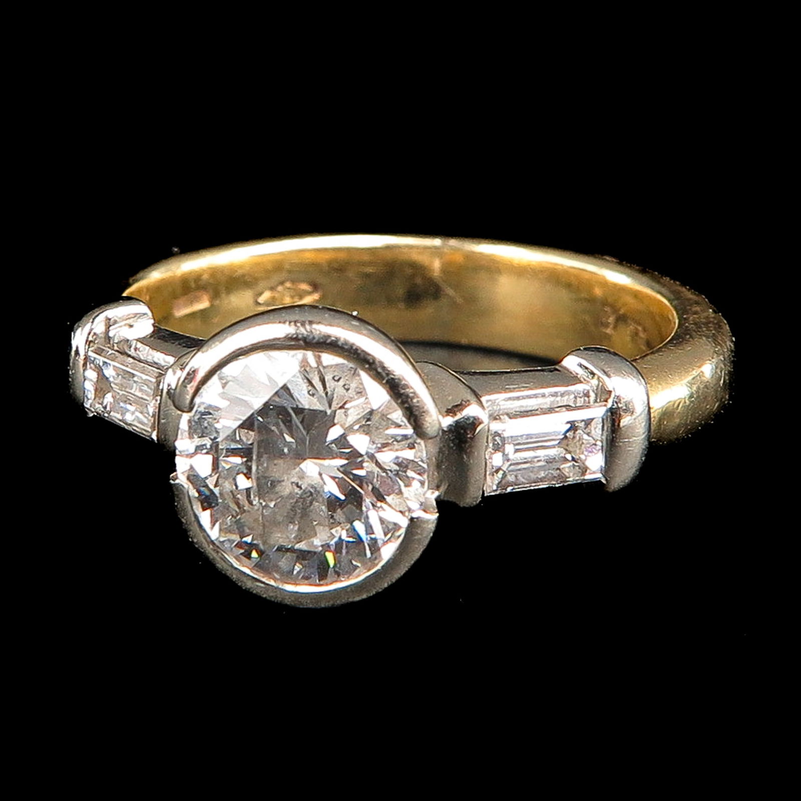 A Ladies 18KG Diamond Ring (1 of 5)