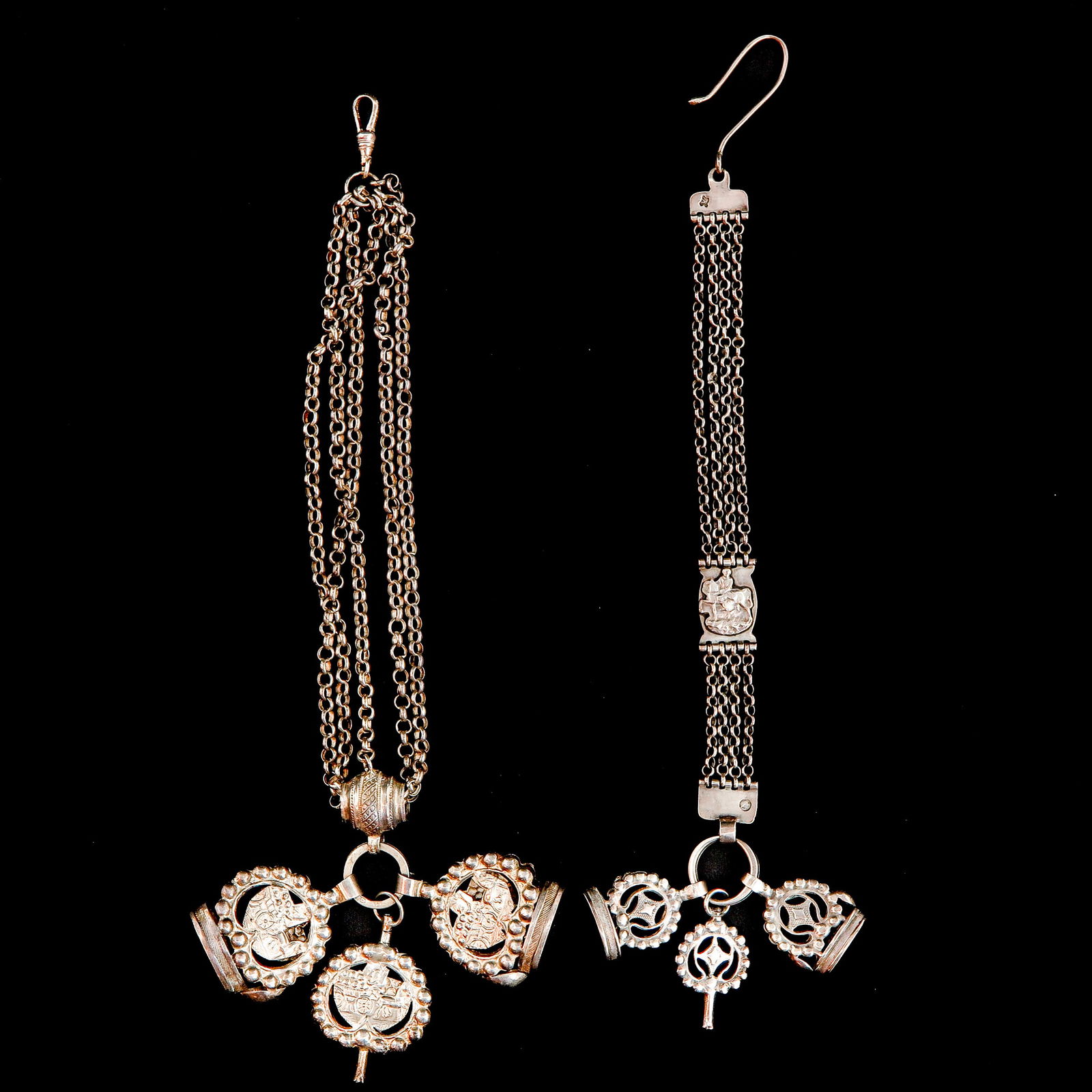 A Lot of 2 Silver Chatelaines: Including watch chain met 5 Jasseron chains, 2 signet and watch key, makers mark MT, 25 cm. long.