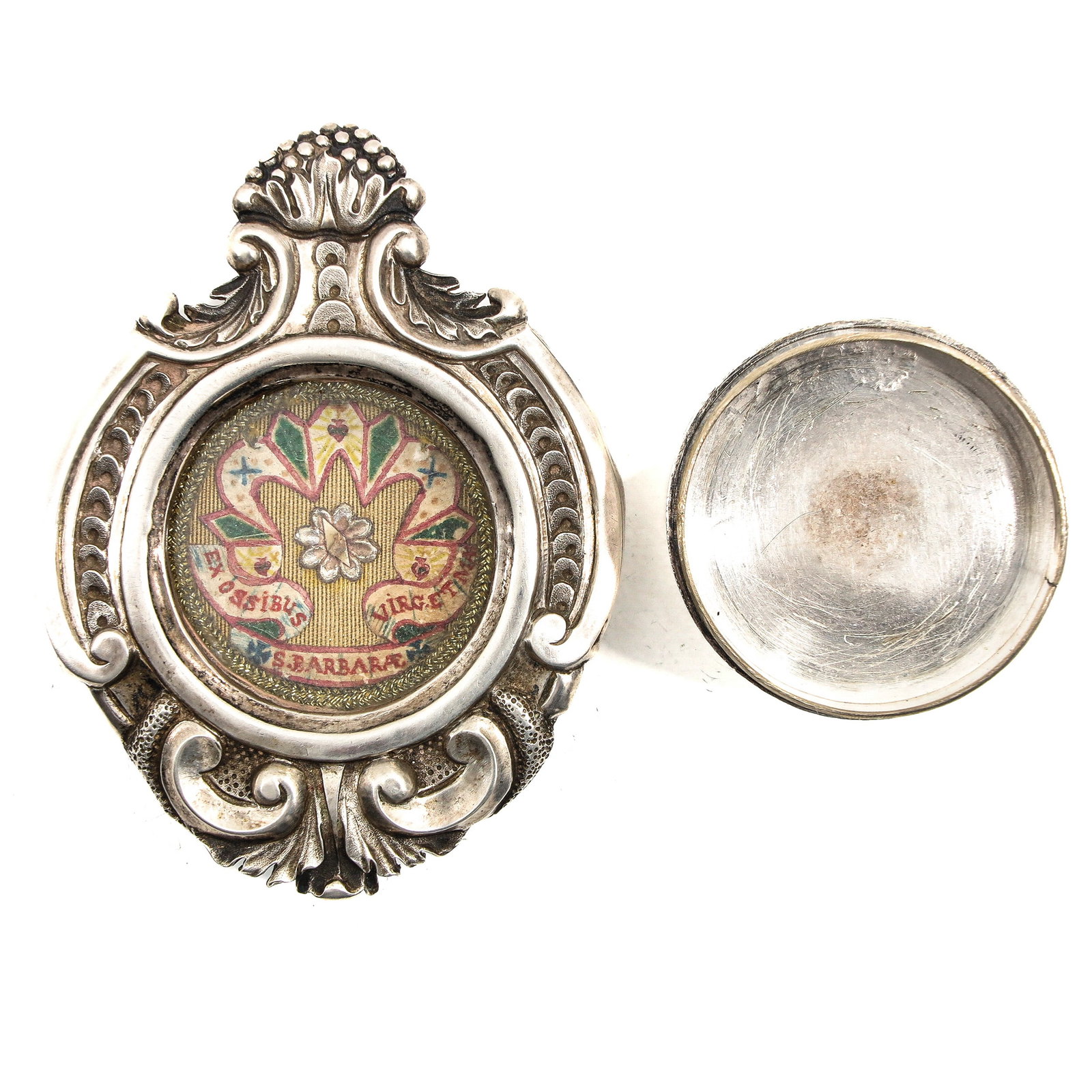 A Silver Kiss Relic Holding Relic from Saint Barbara: 7,5 x 9,5 cm.