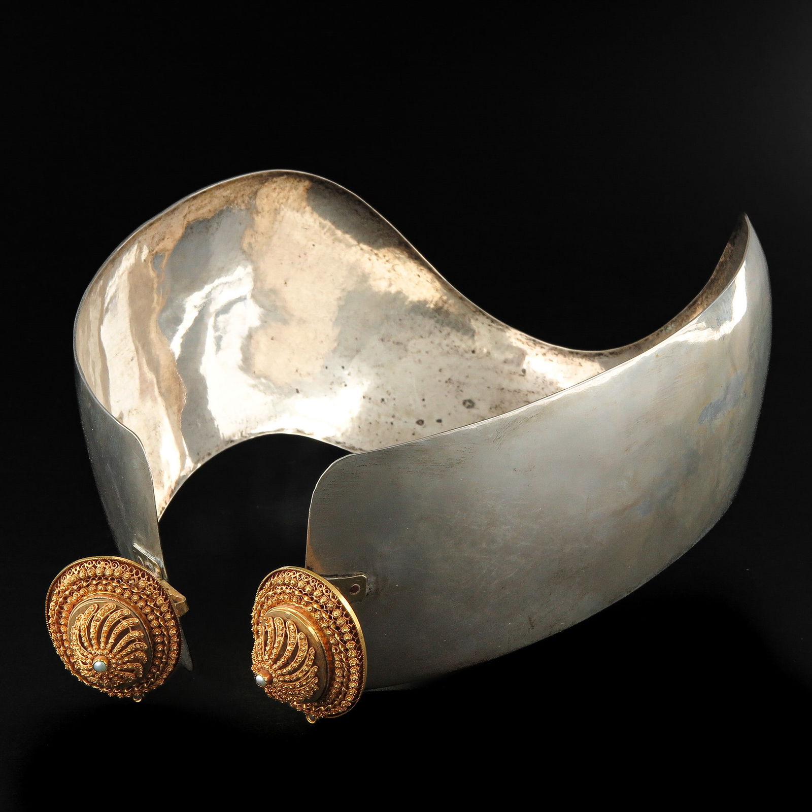 Silver and Gold Oorijzer: Worn in Scheveningen.