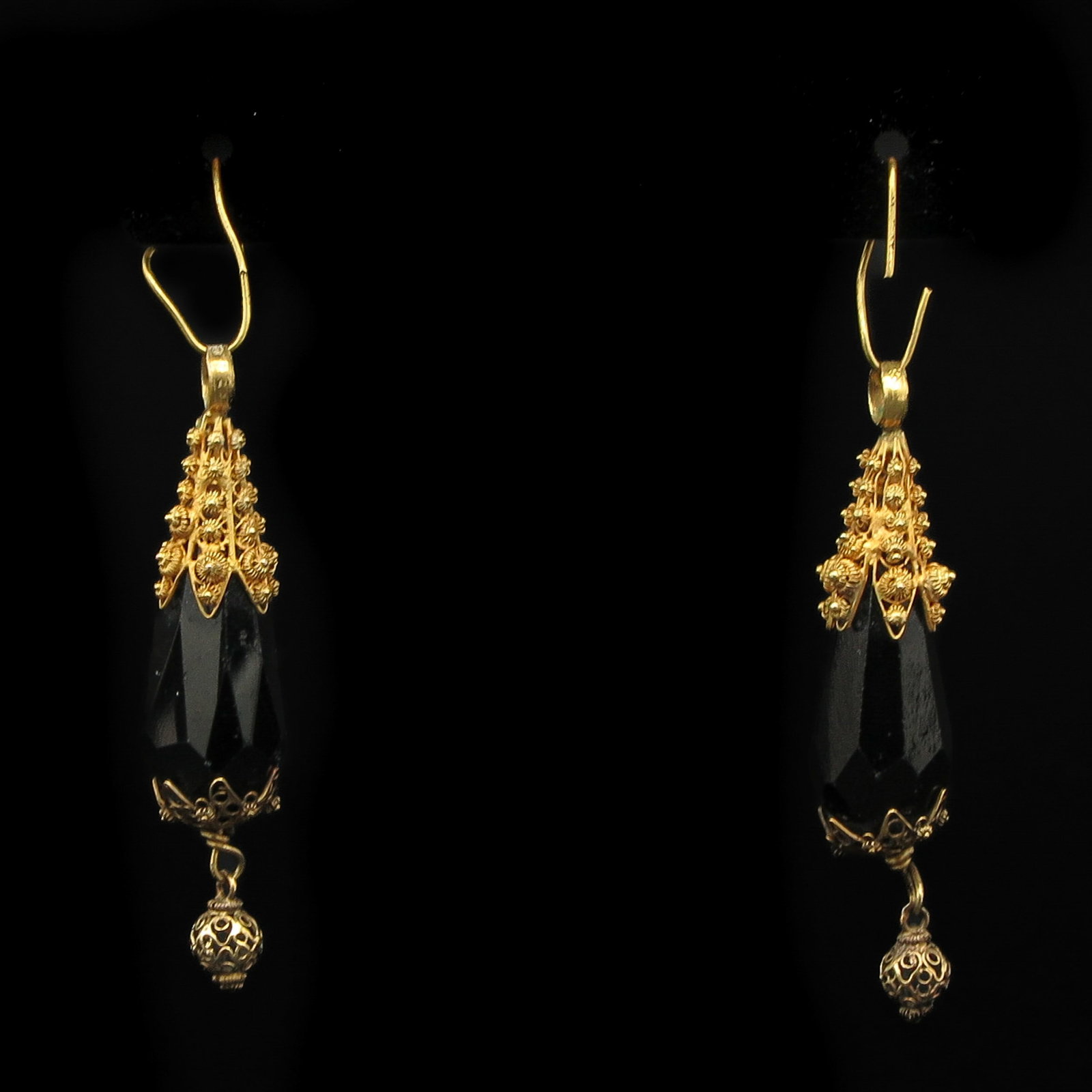 A Pair of Garnet Krulhangers: Also known as rouwklokken, garnet with 14 KG trim, length 50 mm.