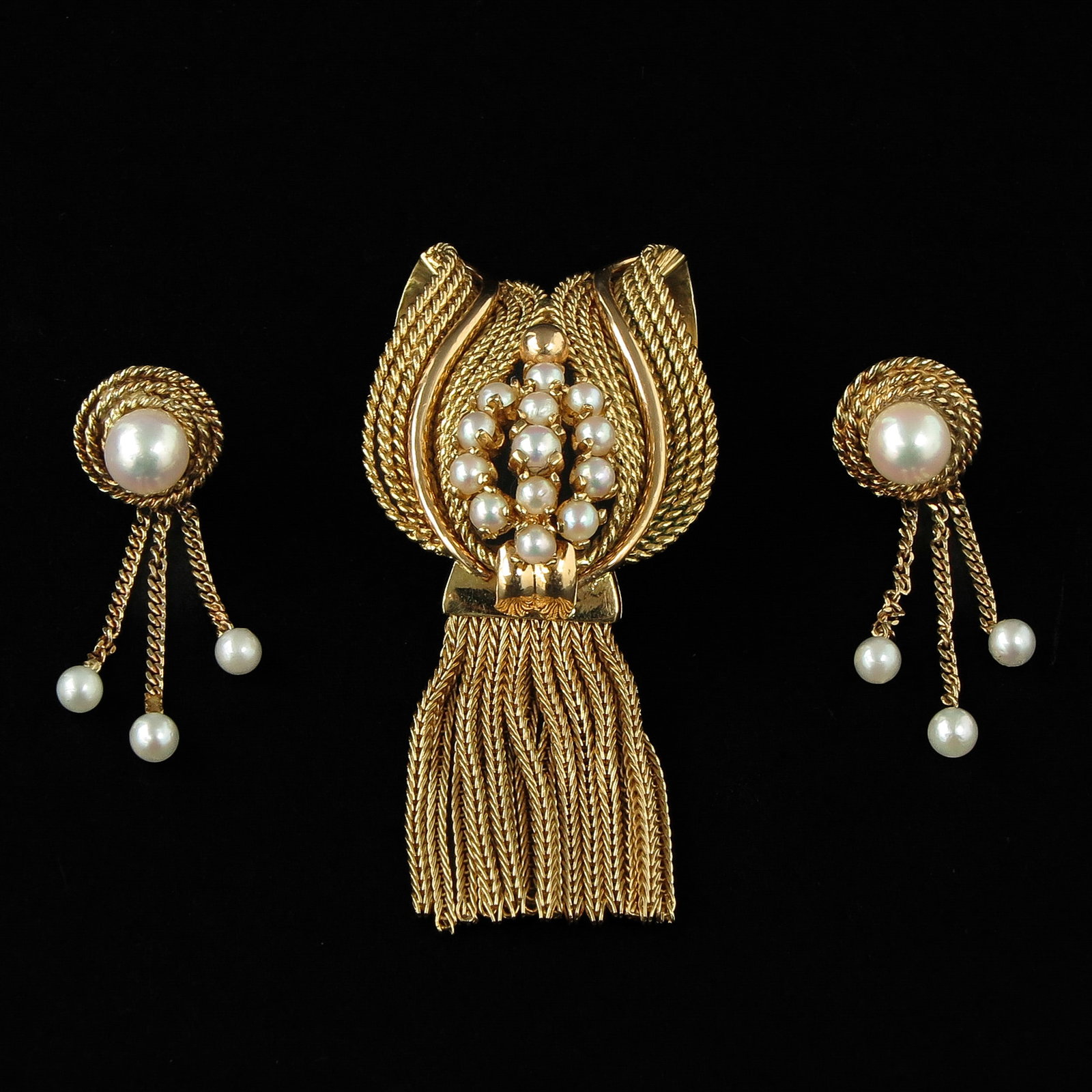 A Jewelry Set: Consisting of 14 KG pendant and a pair of stud earrings, set with pearls, pendant length 52 mm.