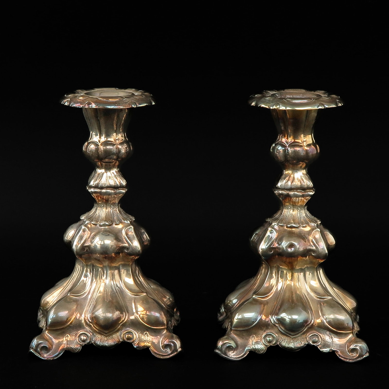 A Pair of Silver Candelsticks: Silver, height 17 cm.
