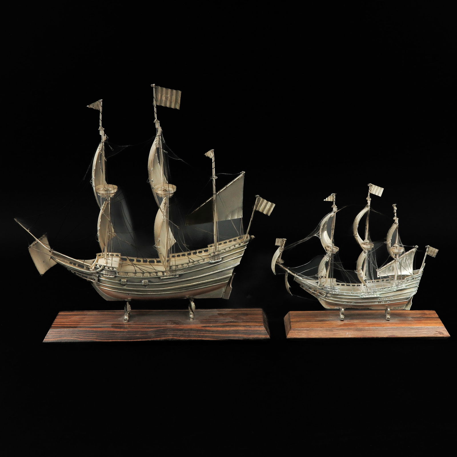 A Lot of 2 Dutch Silver Ship Models: Consisting of 2 ship models, Dutch silver, second grade, largest length 30 cm.