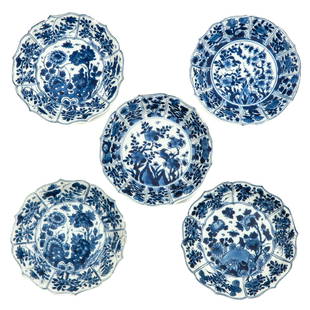 A Series of 5 Blue and White Saucers: Floral decor, 18th Century, marked with double ring and jade symbol, 13 cm. in diameter, in diverse conditions.