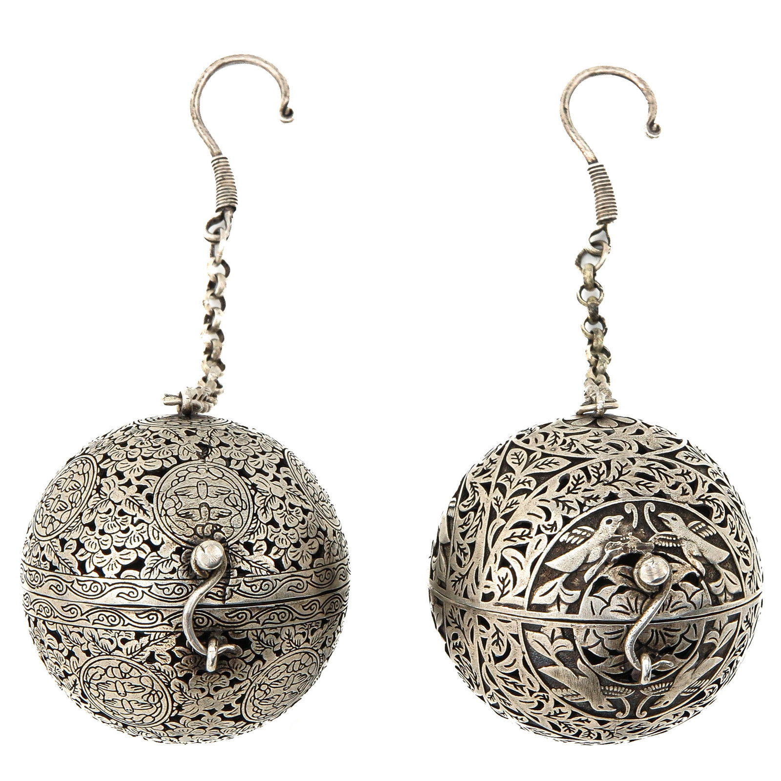 A Pair of Incense Balls: The ball contain a mechanism so that the ball can be turned in any direction and the contents remain inside, diameter 5 cm.
