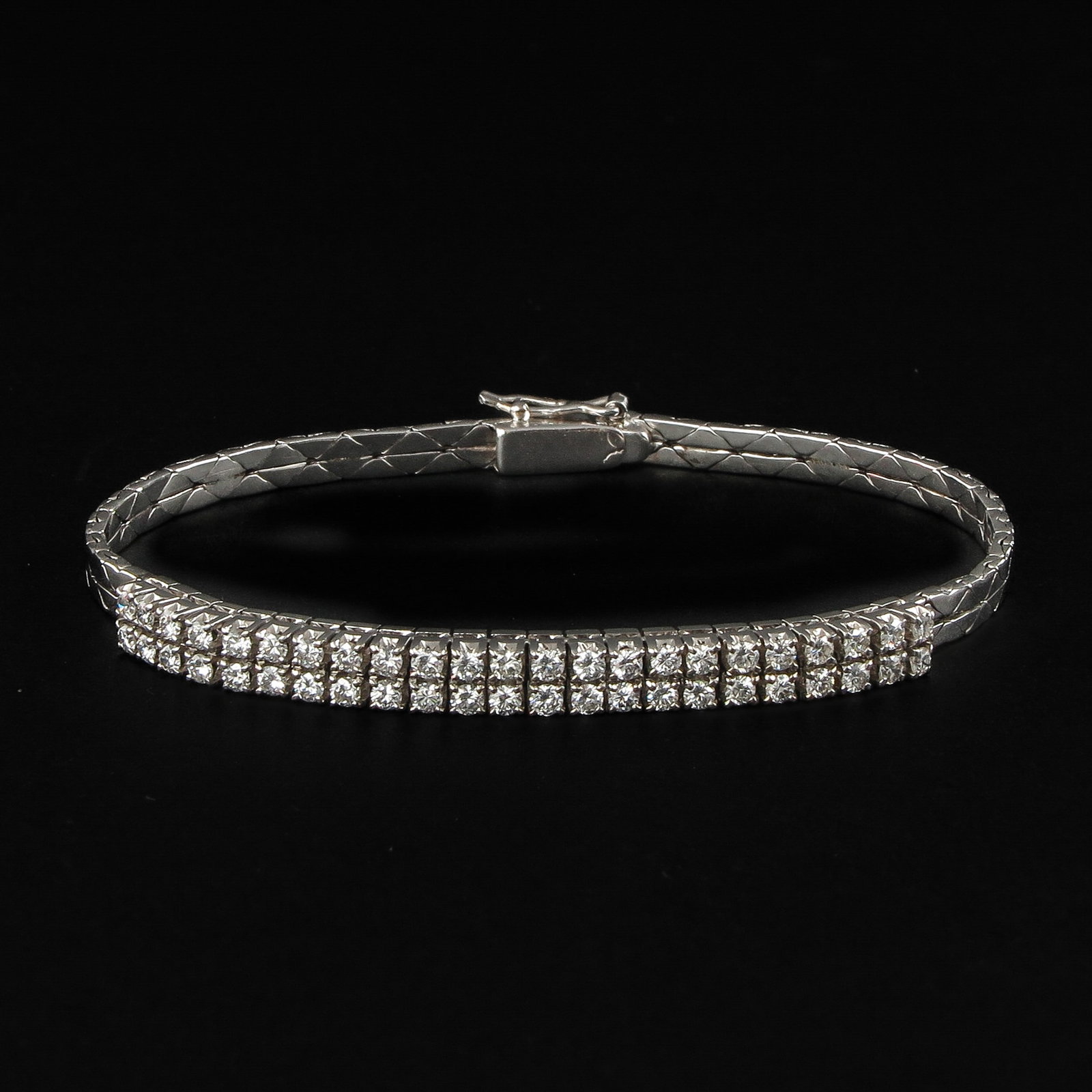 A Diamond Bracelet: Set with 46 pieces of brilliant cut diamonds, length 17 cm.