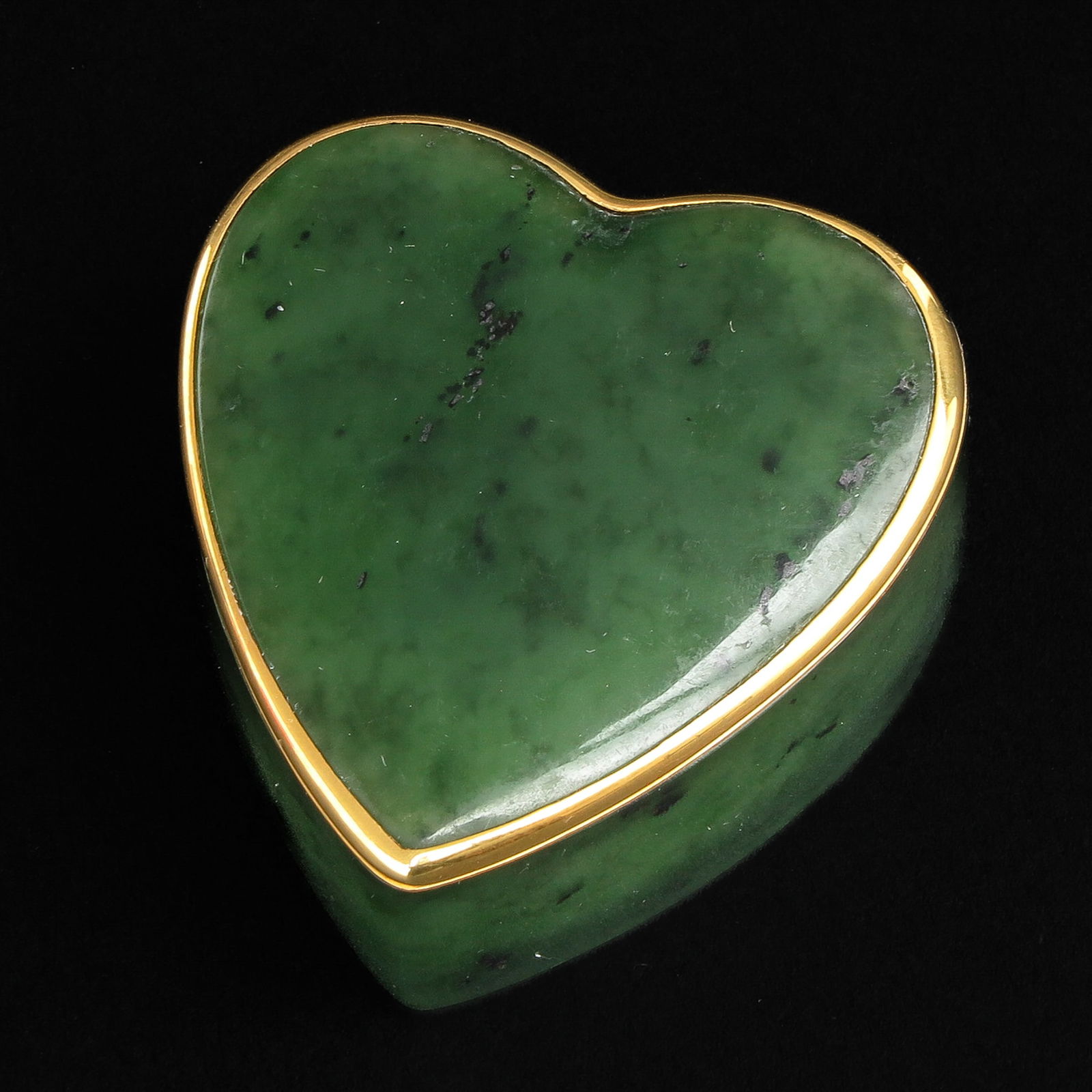 A Heart Shaped Jade Pill Box: With 18k Gold, 5 x 5 x 2 cm.