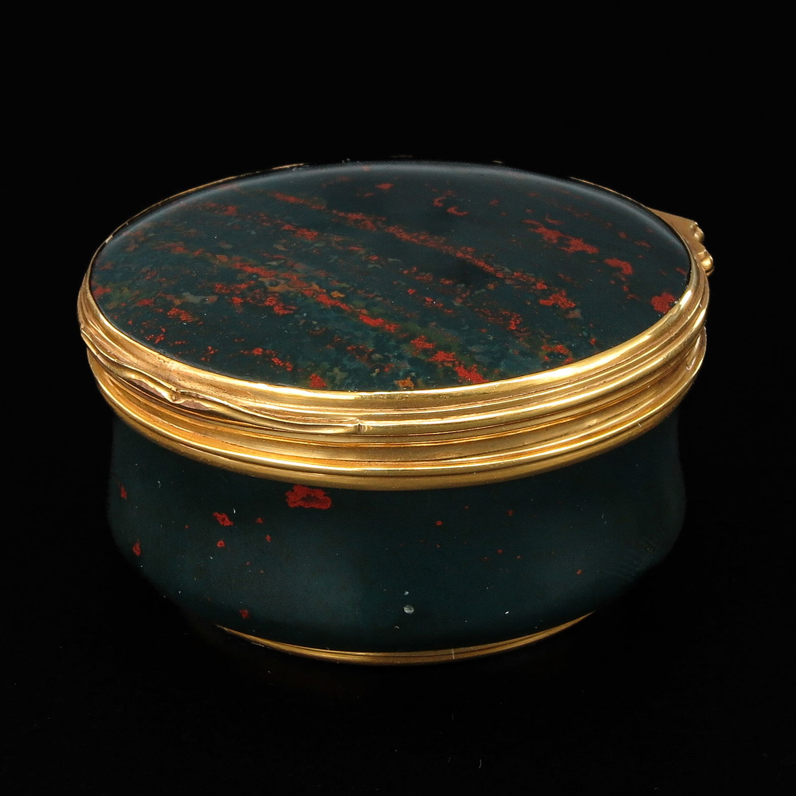 A Round Jasper Pill Box: With 18k gold, diameter 4 cm.