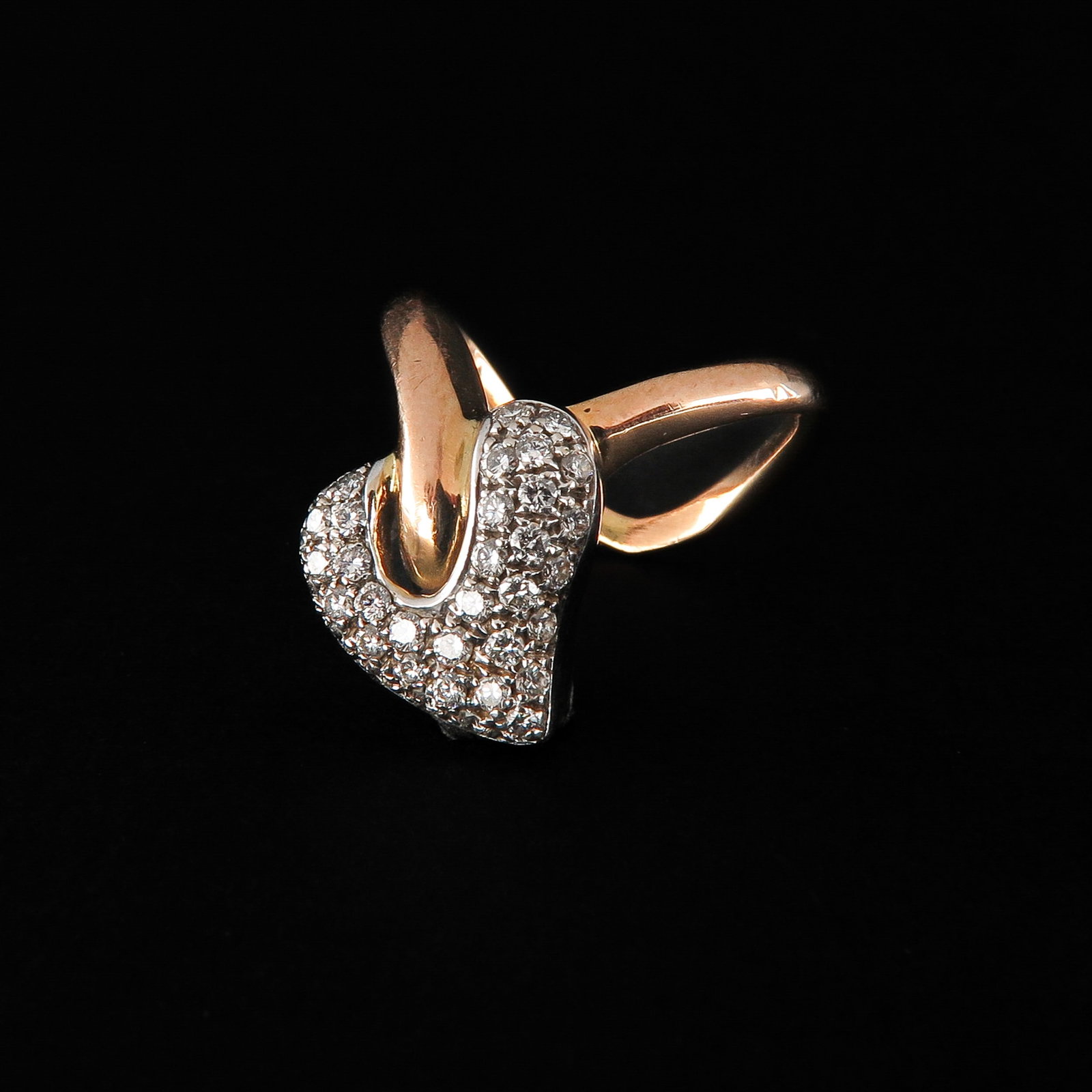A Ladies Diamond Ring: 18k gold, in the shape of a heart, set with 38 diamonds, ring size 16