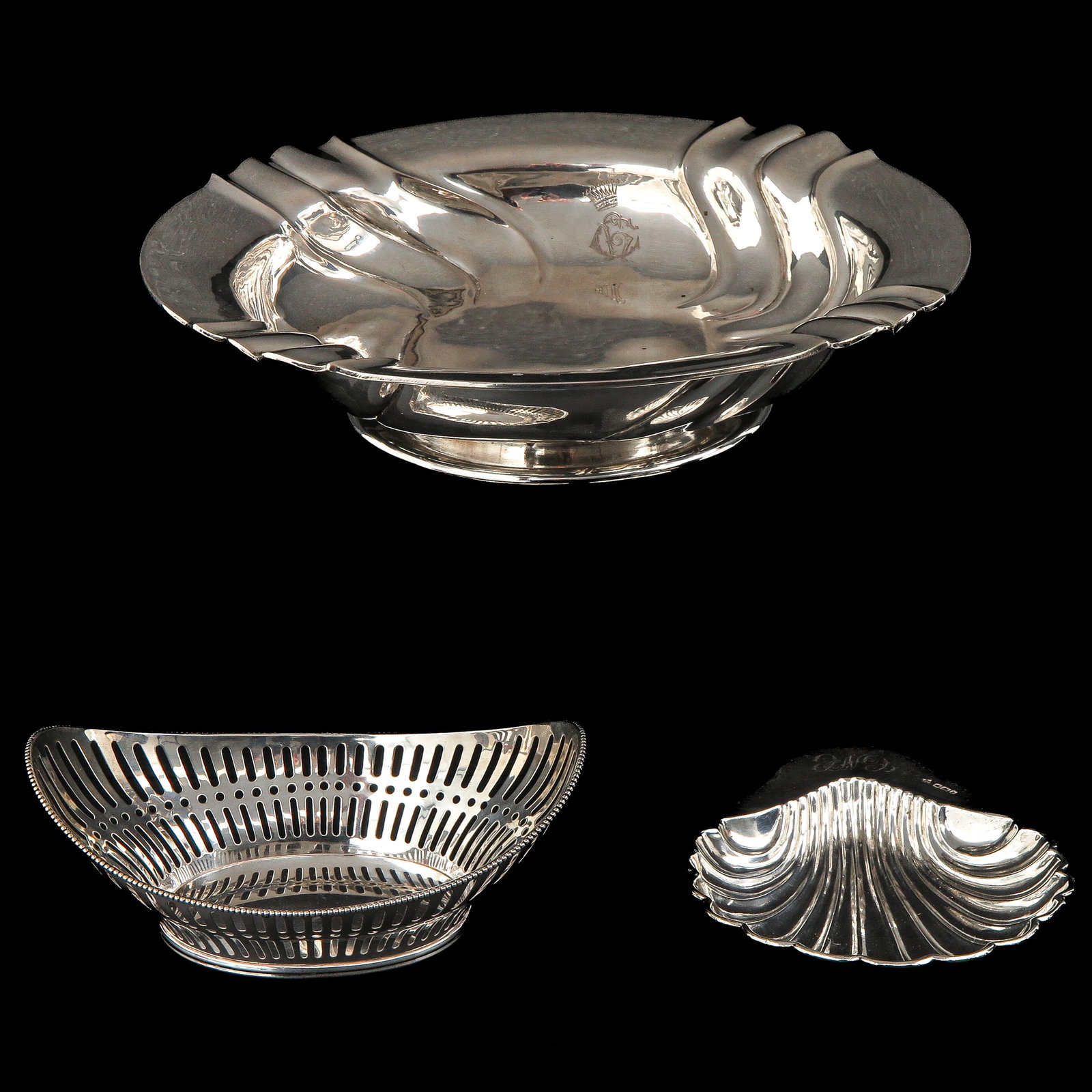 A Lot of 3 Pieces of Silver: Including a fruit bowl, diameter 25 cm.
