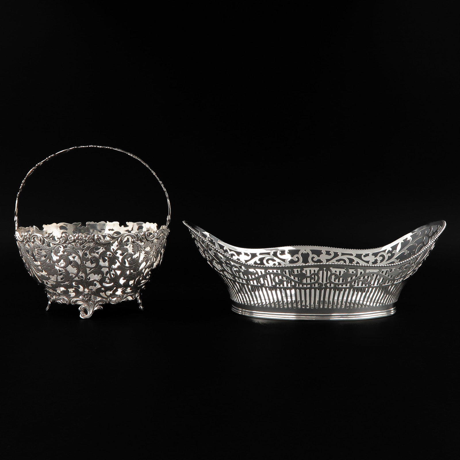 A Lot of 2 Silver Baskets: consisting of 2 pieces of silver, including choux basket with pearl edge, length 25 cm.