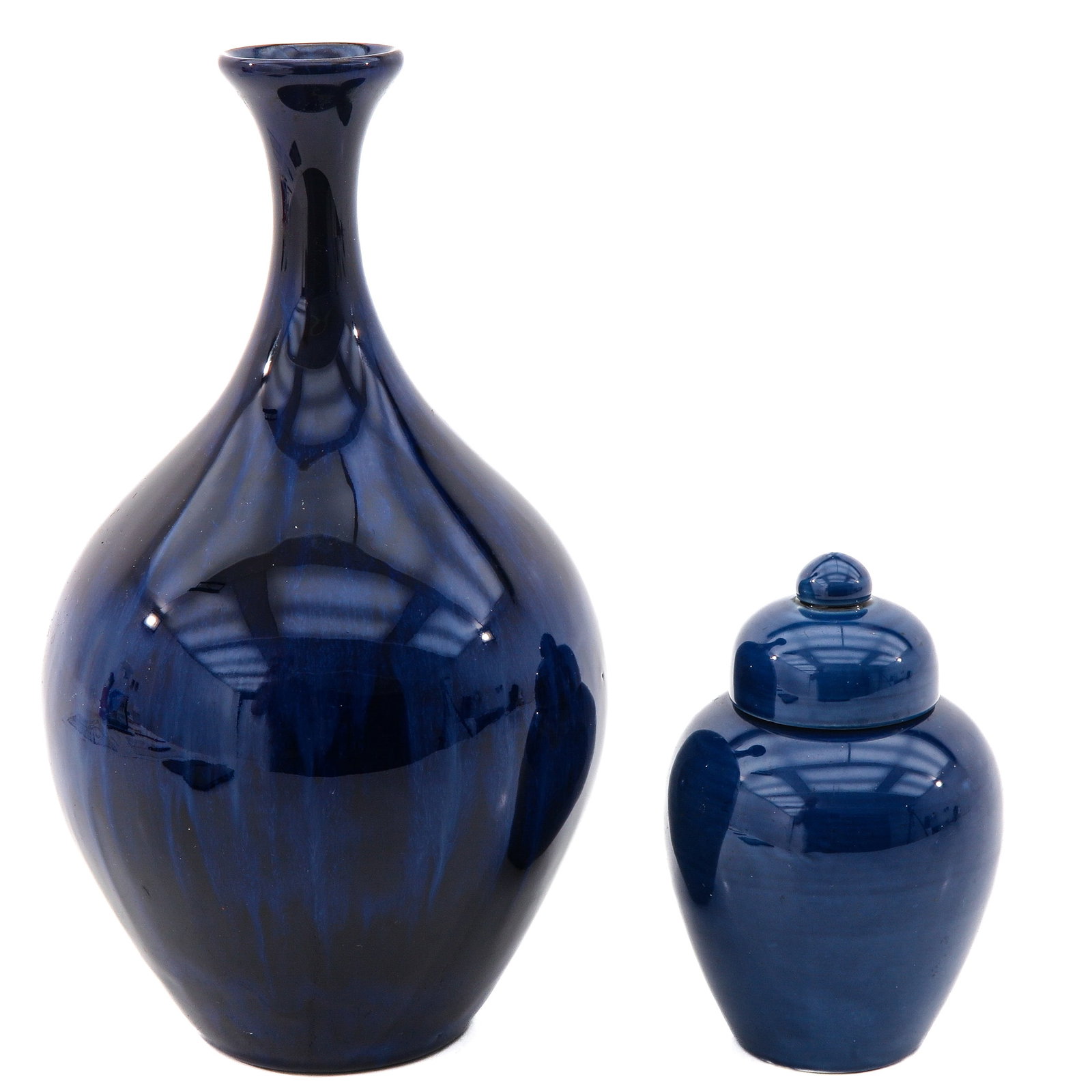 A Lot of 2 Rozenburg Vases: consisting of vase and lidded vase, earthenware, marked Rozenburg Den Haag, highest 28 cm.