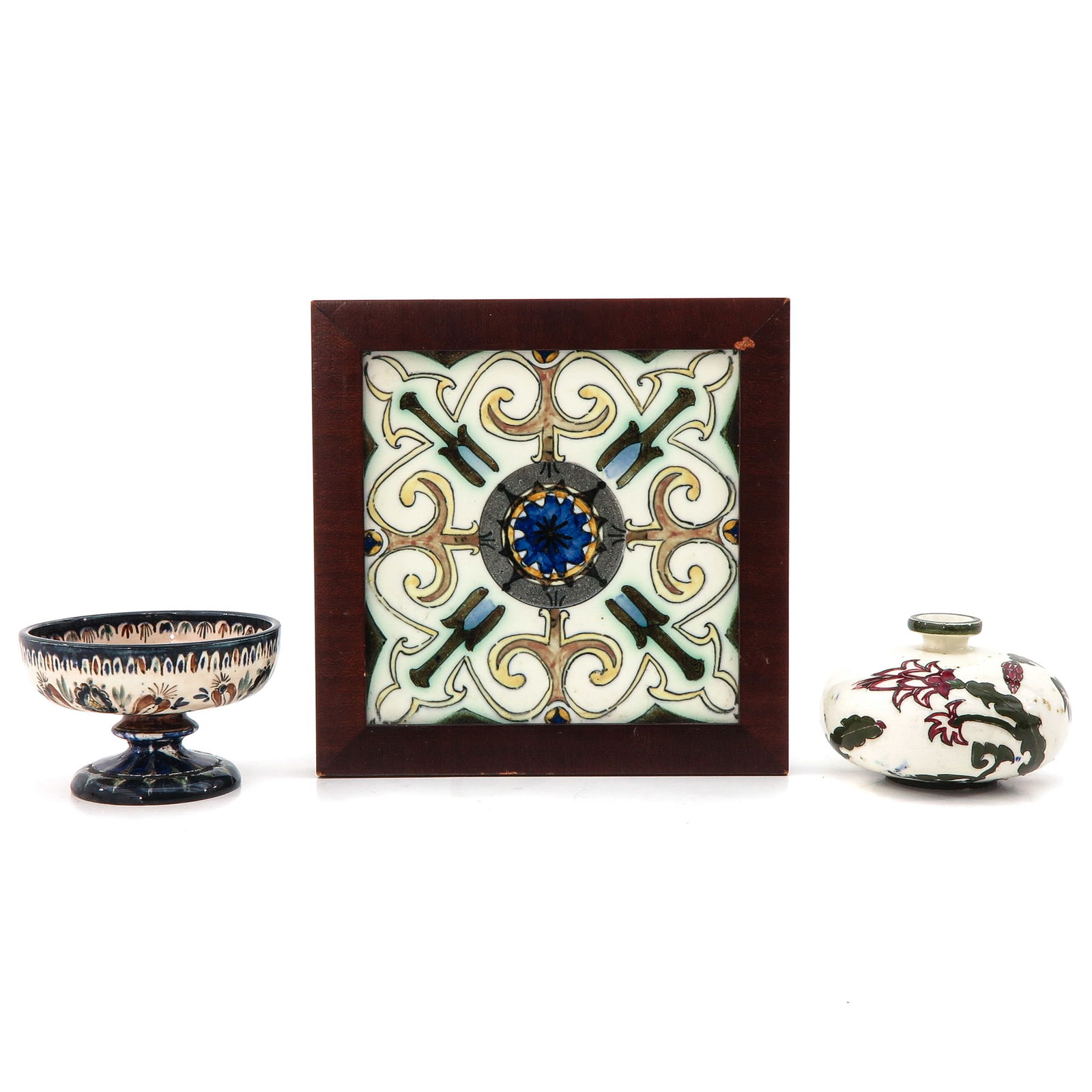 A Lot of 2 Rozenburg Vases: earthenware, Rozenburg The Hague, consisting of tile, vase and vase on foot, height 6 cm.