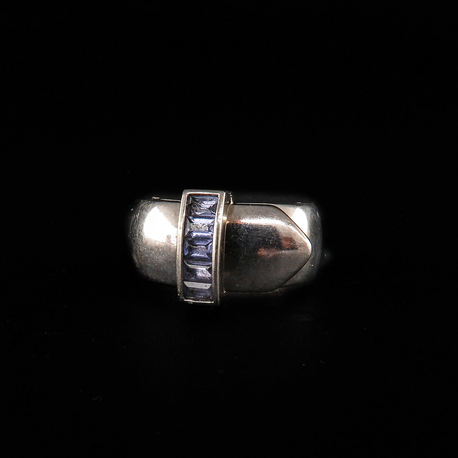 A Ladies Ring: In the shape of a belt, 18KG, set with 5 amethysts, ring size 16