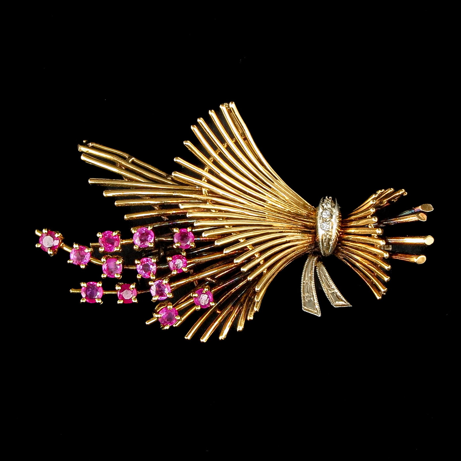 An 18KG Brooch: Set with diamonds and amethyst, length 54 mm.
