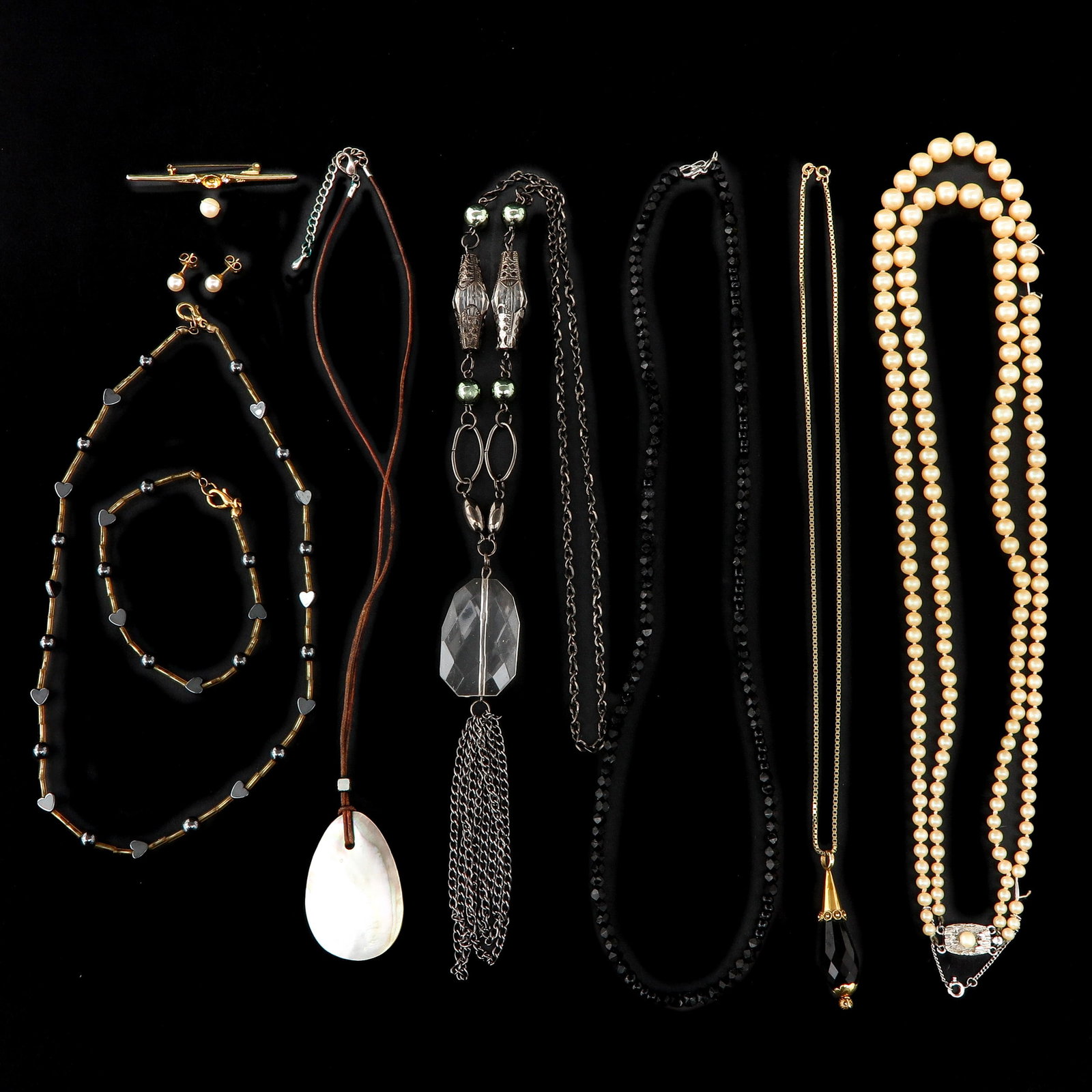 A Collection of Jewelry: Incl. 14KG necklace with funeral bell from Zeeland regional costume