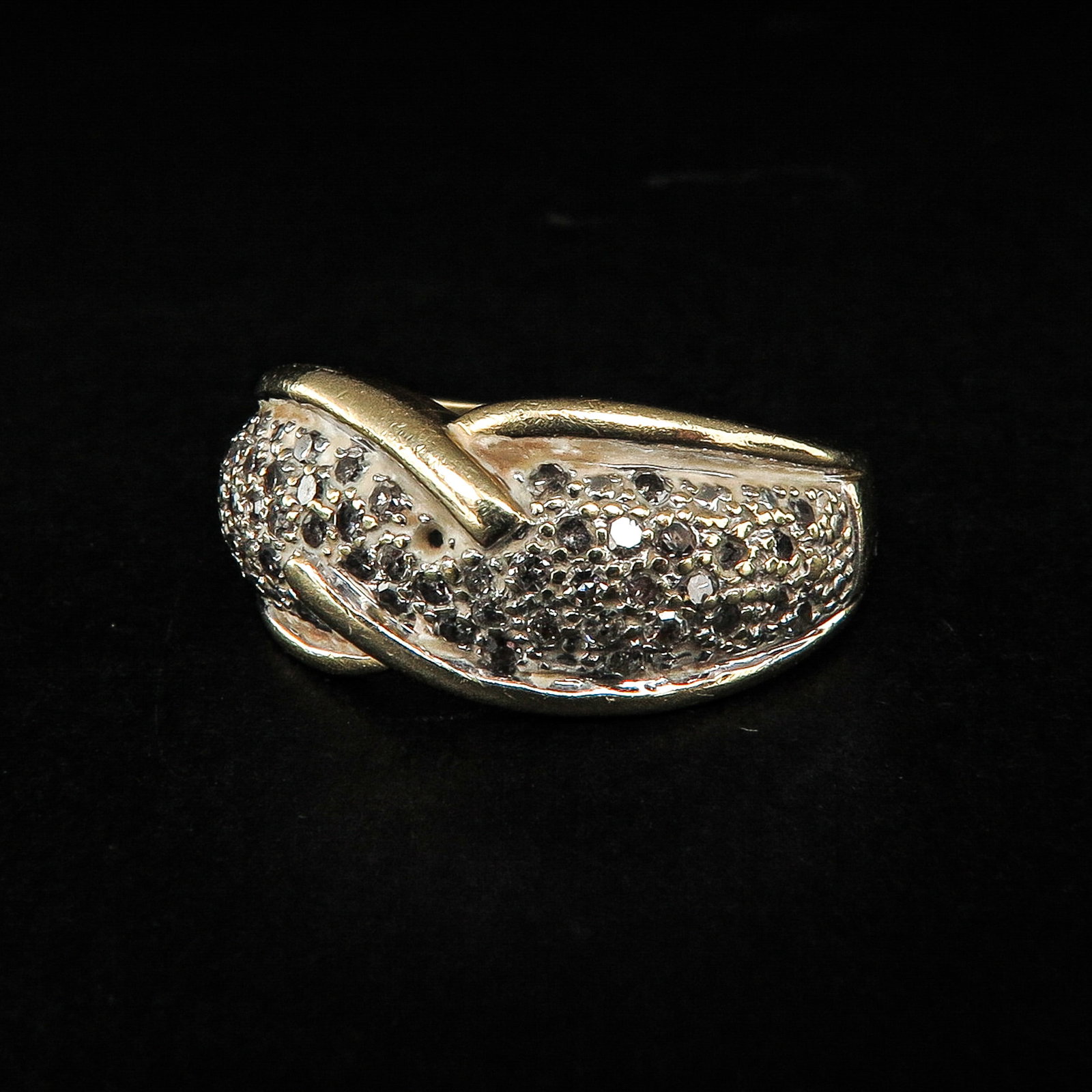 A Ladies Diamond Ring: 14KG set with many brilliant cut diamonds, ring size 18, one diamond is missing