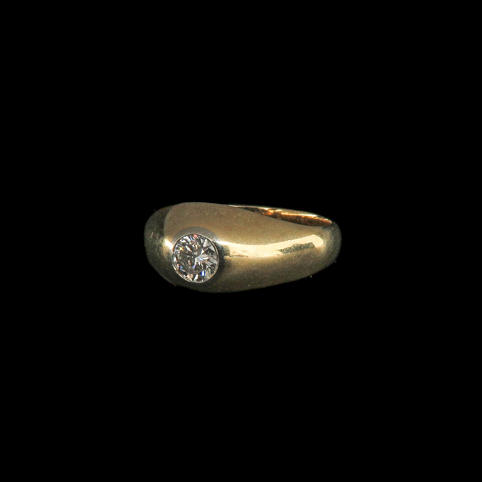 A Men's 14KG Ring: Set with diamonds, diameter approx. 5 mm., ring size 19