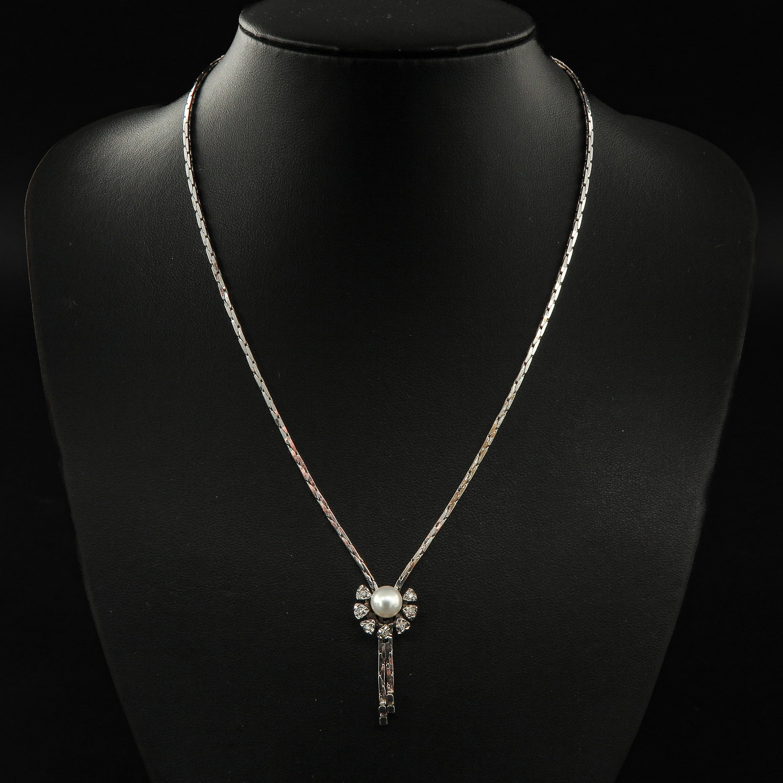 A 14KG Necklace: 14KWG with pearl and 7 brilliant cut diamonds
