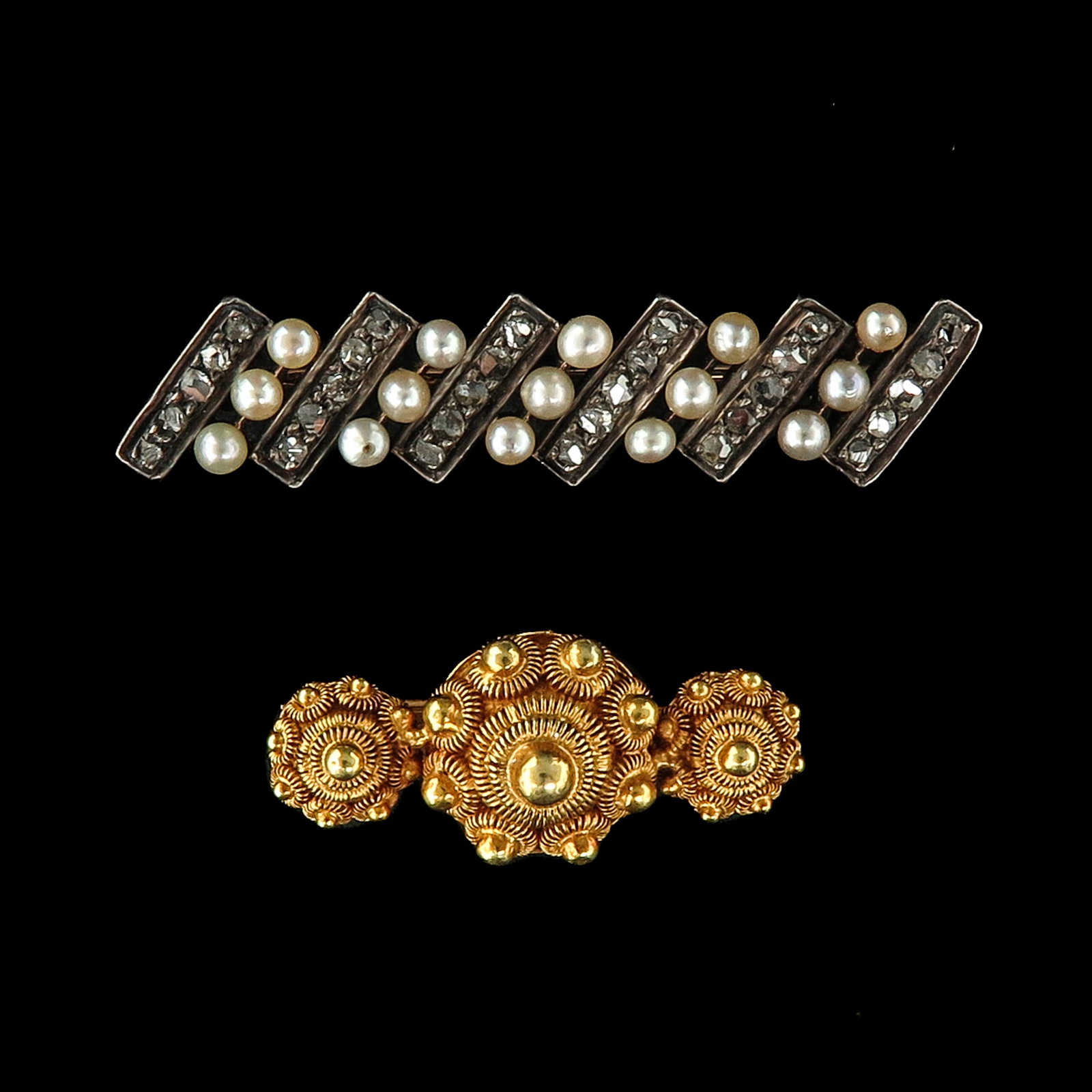 A Lot of 2 Brooches: Incl. brooch set with 30 rose diamonds and 15 seed pearls, Paris 1838 - 1847, length 36 mm.