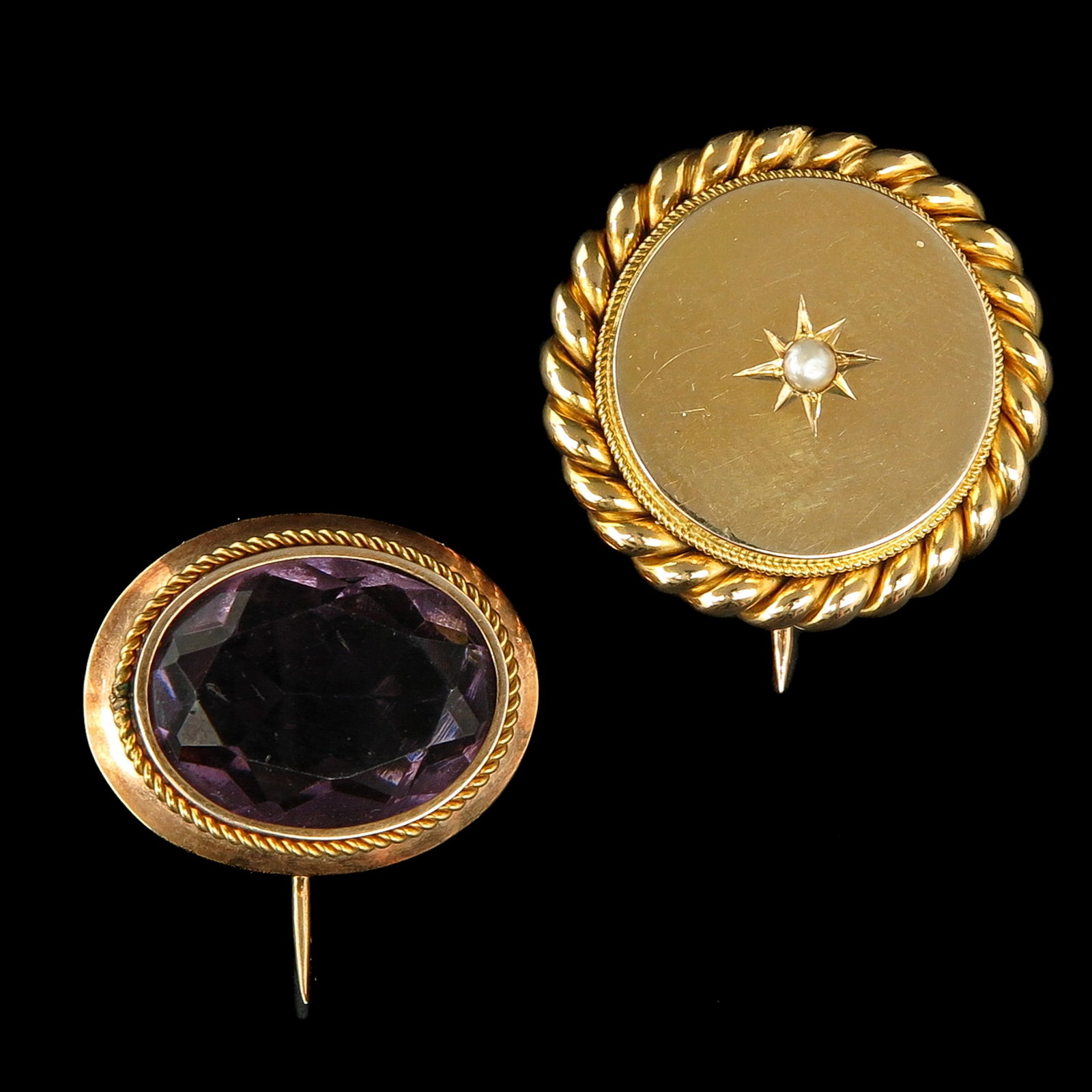 A Lot of 2 Gold Brooches: Including set with amethyst, diameter 22 mm.