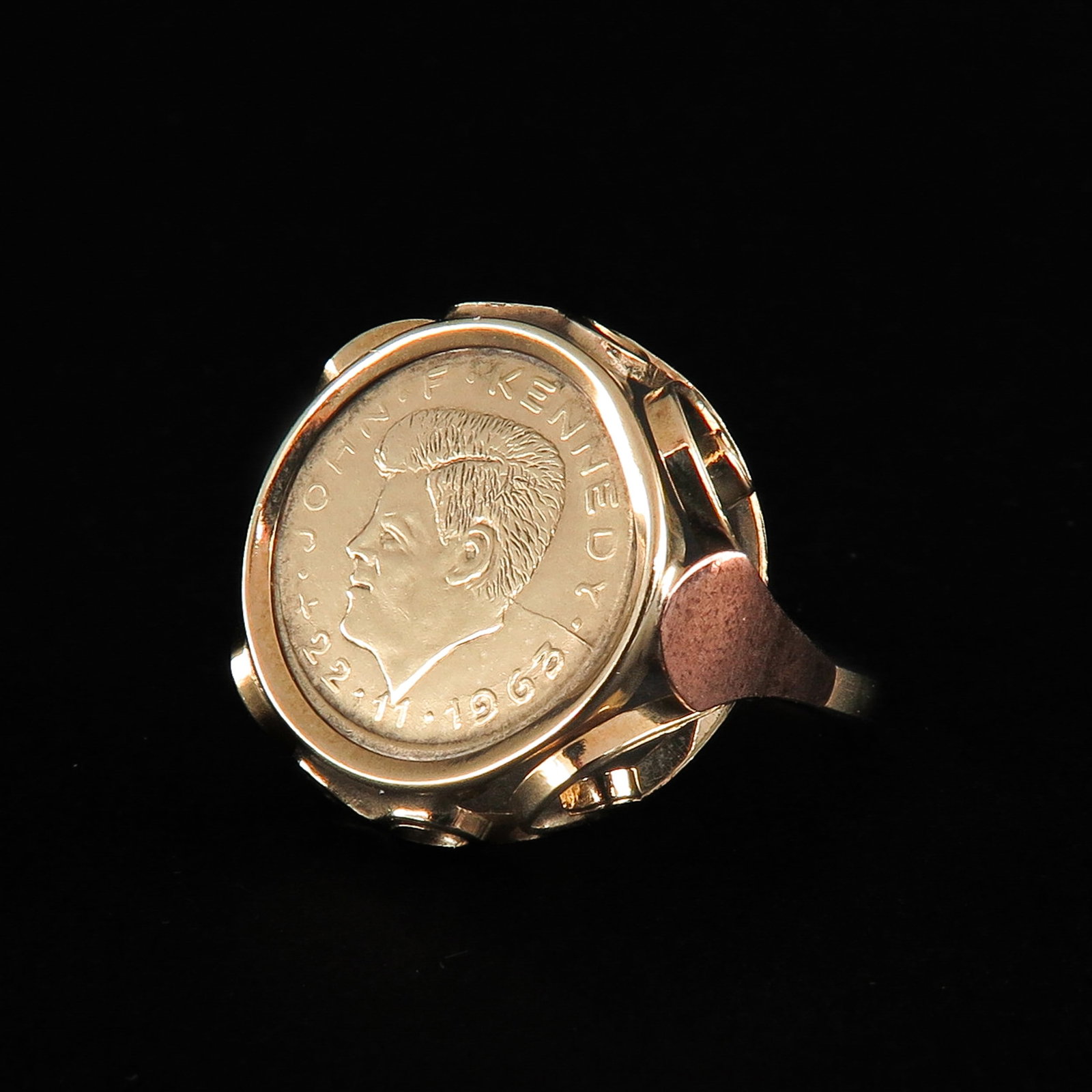 A Ladies Ring: Set with Kennedy coin, ring size 17