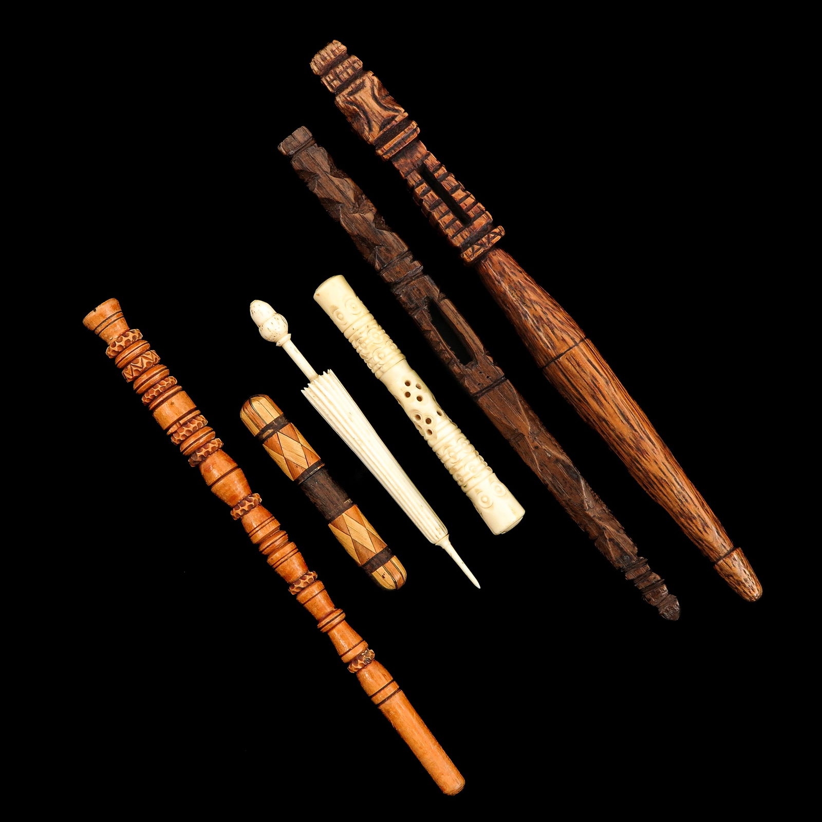 A Lot of 3 Wood Knitting Sheaths: Consisting of 3 wooden knitting sheaths, 2 needle cases and 1 straw braid needle case, longest 22 cm.