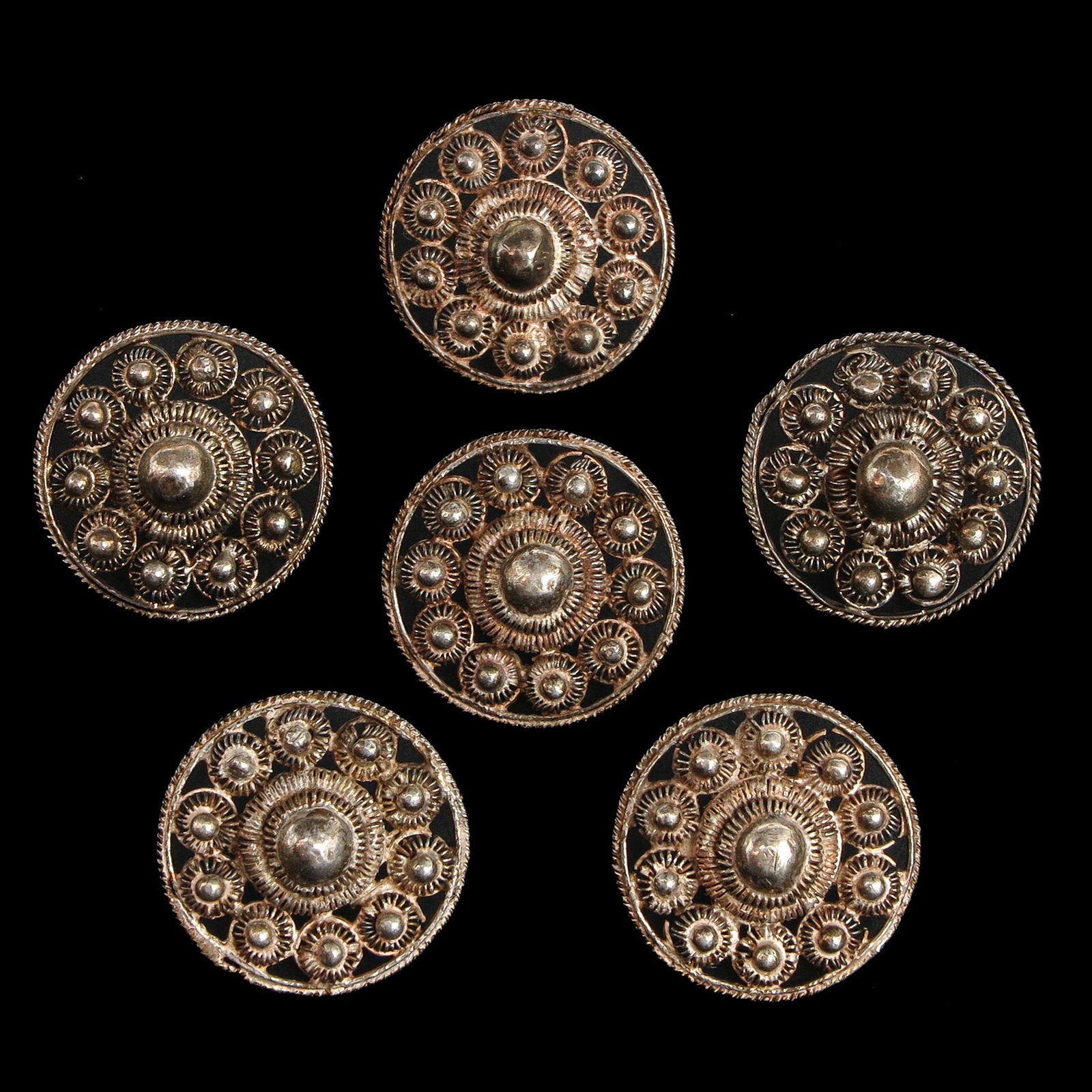 A Collection of 6 Silver Coat Buttons: Zeeland, 19th century, diameter 24 mm.