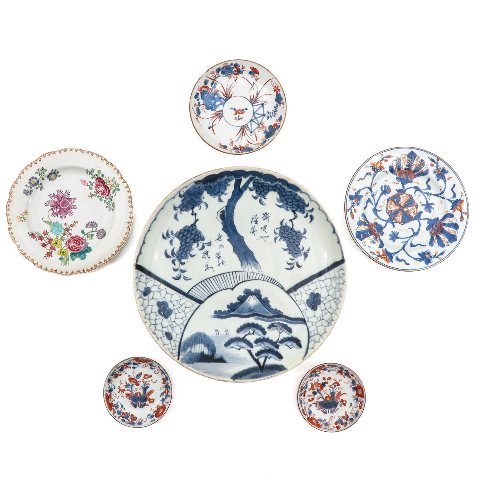 A Collection of 6 Plates: A variety of plates in diverse sizes and decors, charger is 37 cm. in diameter.